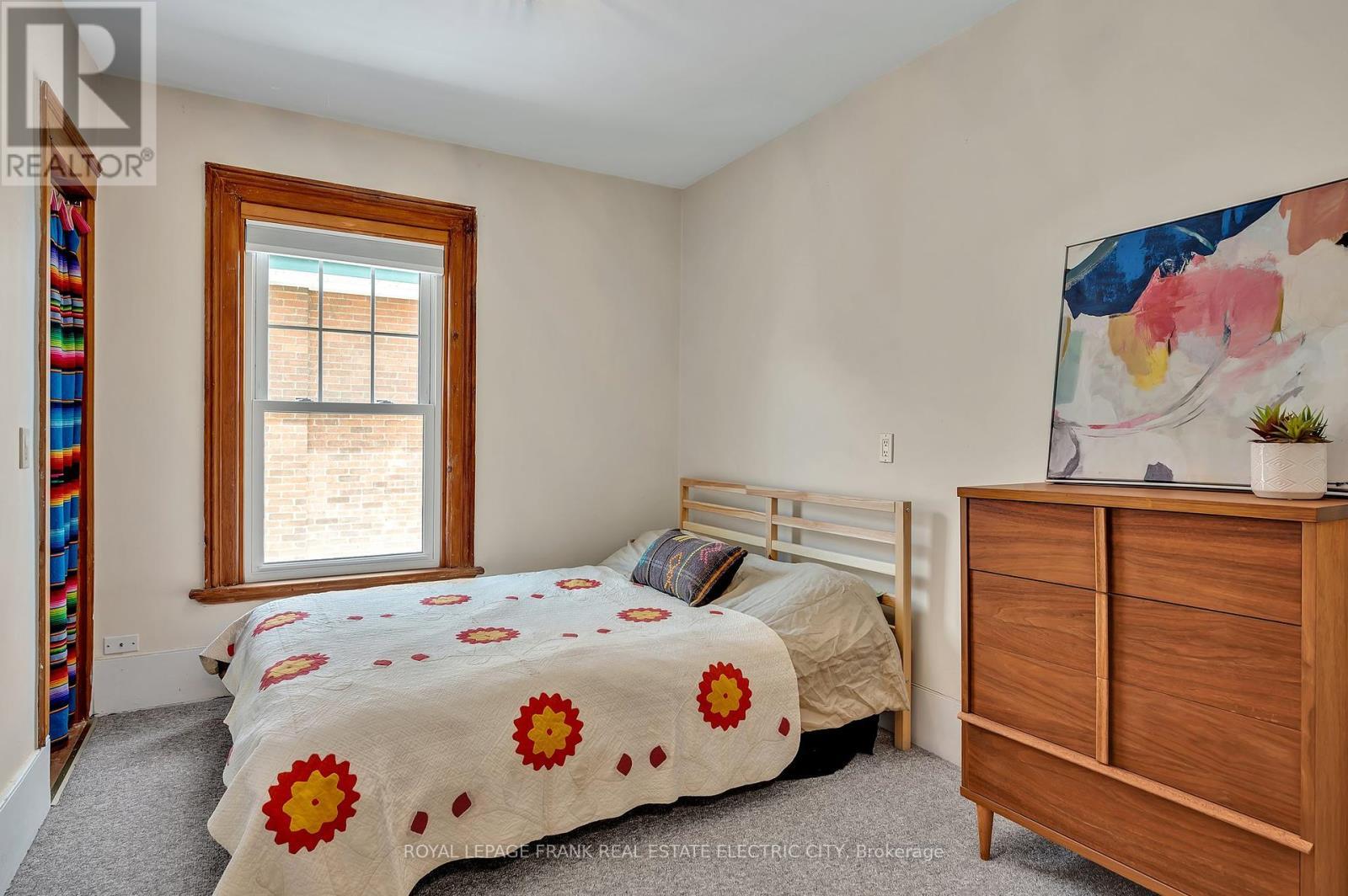 












551 WELLER STREET

,
Peterborough (Town Ward 3),




Ontario
K9H2N9

