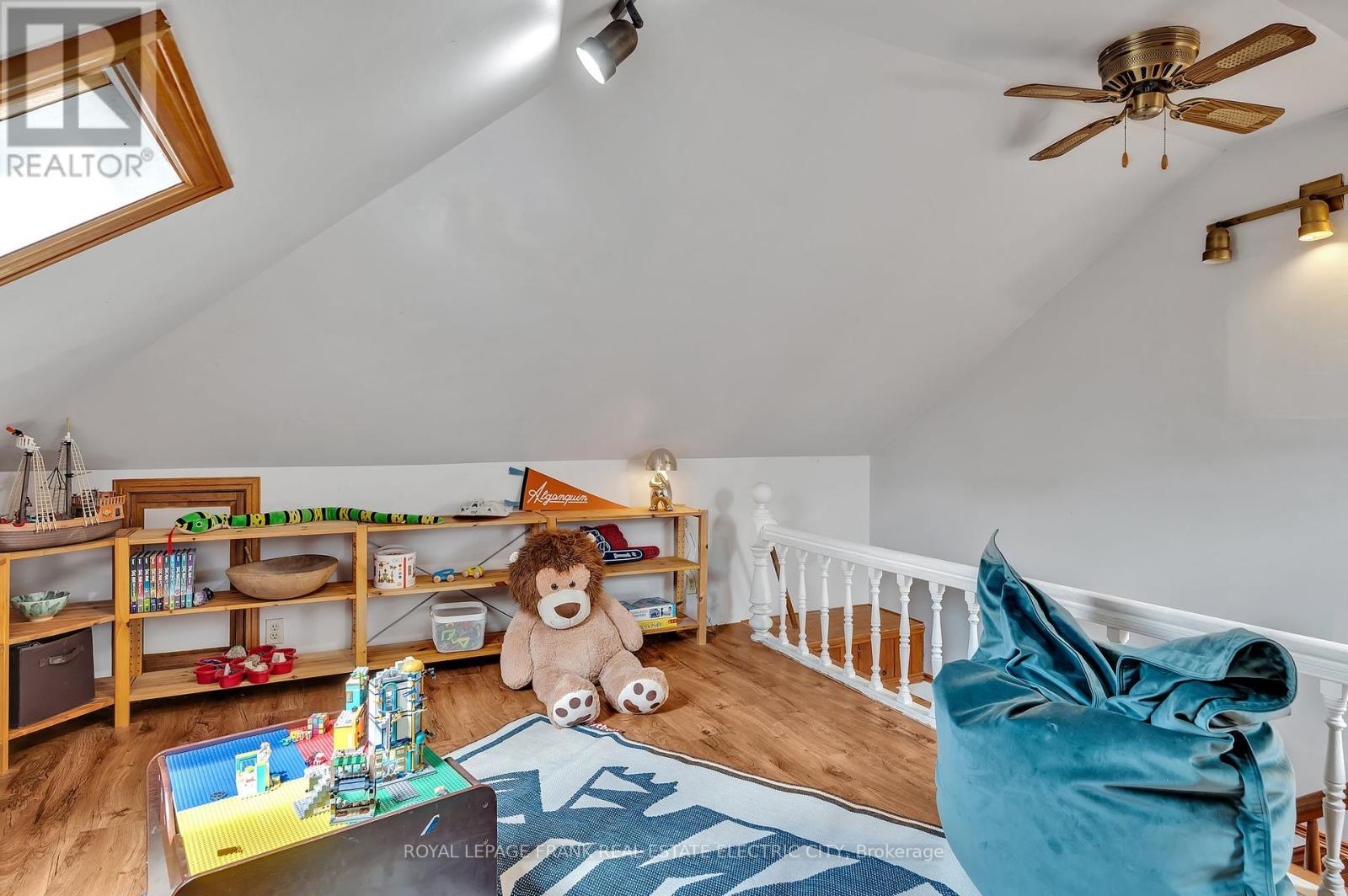 












551 WELLER STREET

,
Peterborough (Town Ward 3),




Ontario
K9H2N9

