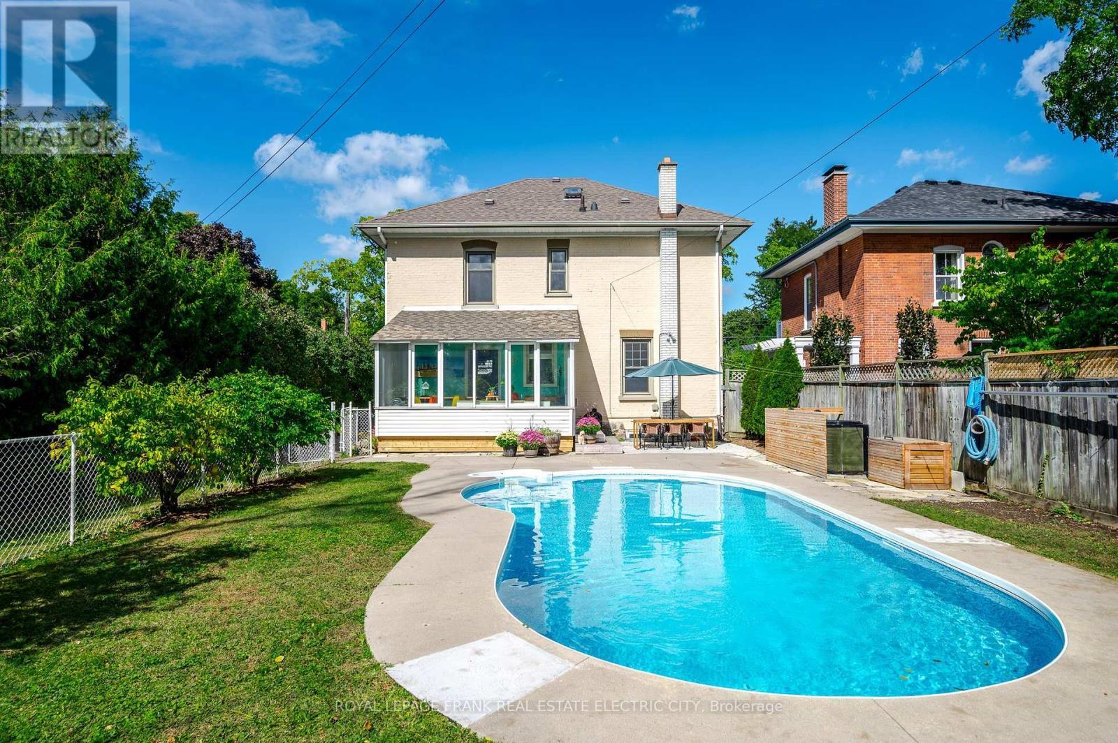 












551 WELLER STREET

,
Peterborough (Town Ward 3),




Ontario
K9H2N9

