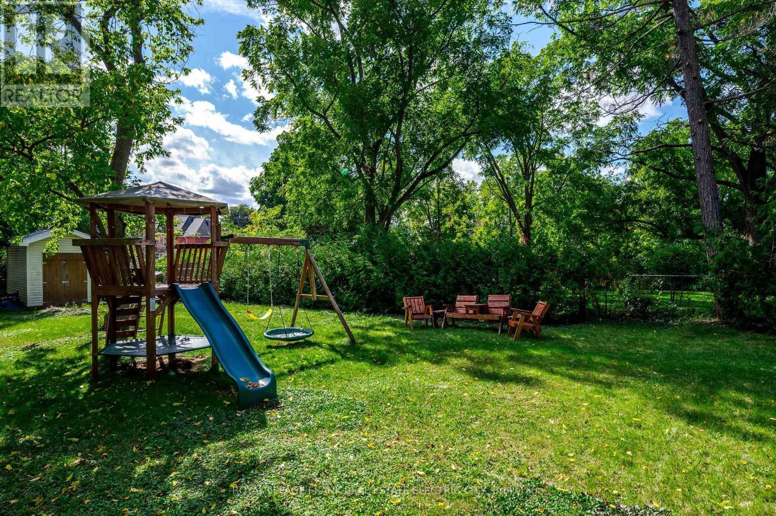 












551 WELLER STREET

,
Peterborough (Town Ward 3),




Ontario
K9H2N9

