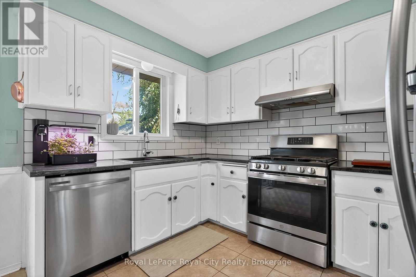 












50 MCLACHLAN PLACE

,
Guelph (Willow West/Sugarbush/West Acres),




Ontario
N1H8K4


