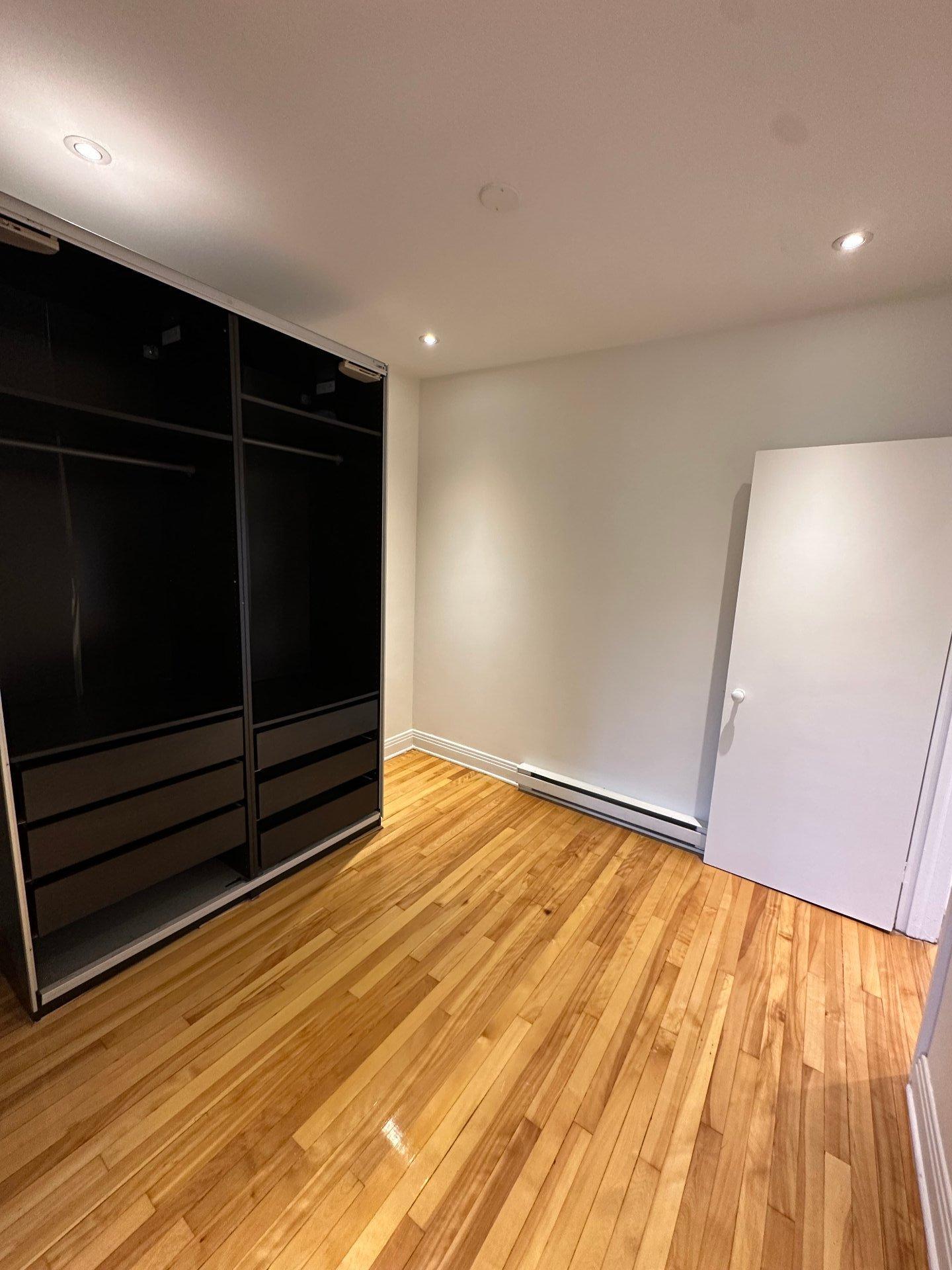 









7921


Av. Querbes

, 4,
Montréal (Villeray/Saint-Michel/Parc-Extension),




QC
H3N2C2

