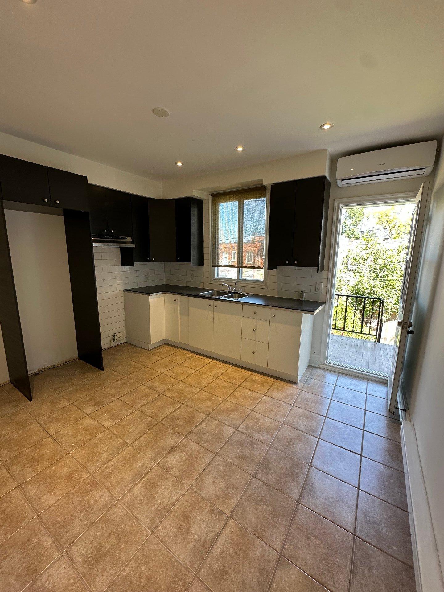 









7921


Av. Querbes

, 4,
Montréal (Villeray/Saint-Michel/Parc-Extension),




QC
H3N2C2

