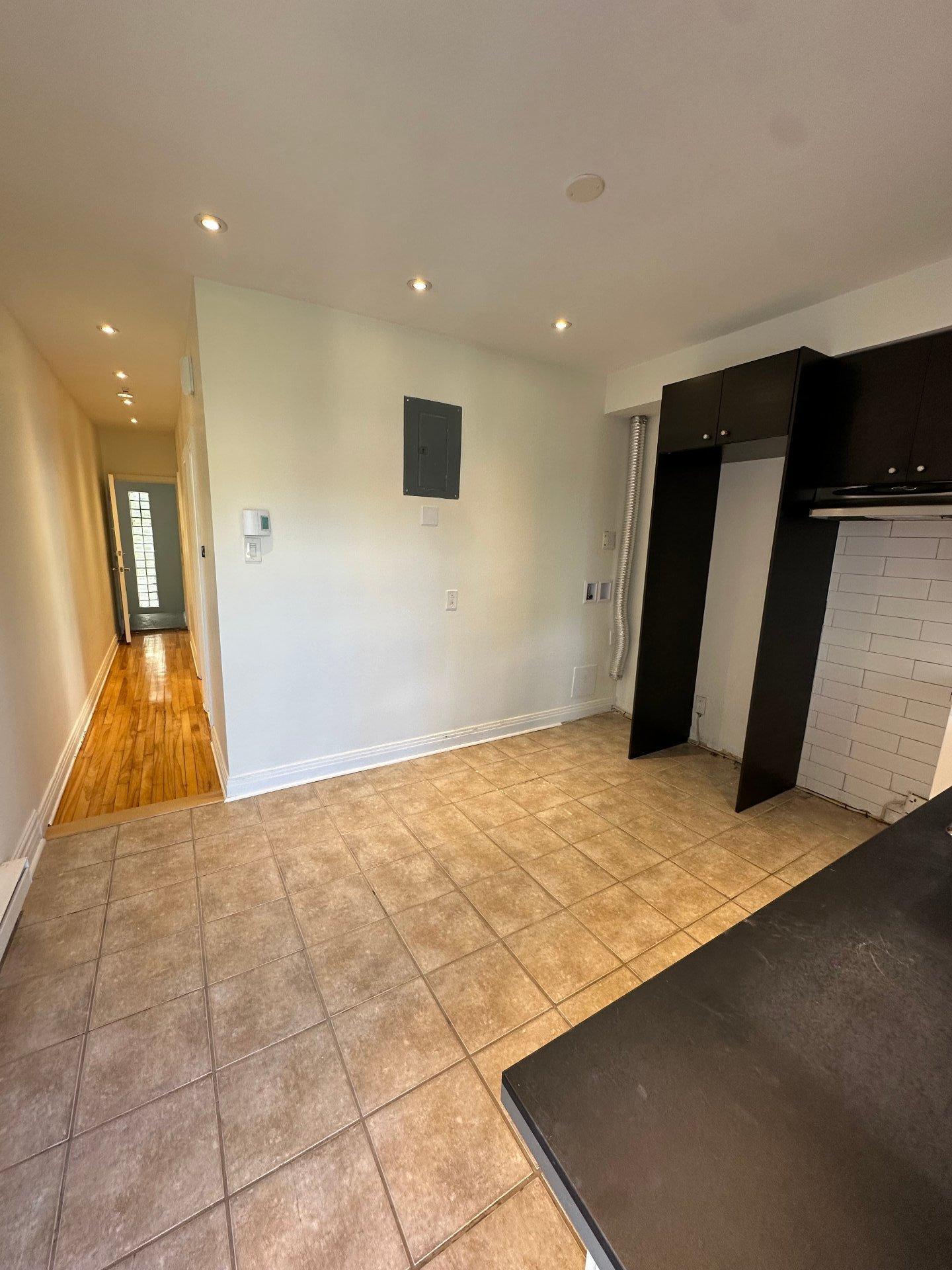 









7921


Av. Querbes

, 4,
Montréal (Villeray/Saint-Michel/Parc-Extension),




QC
H3N2C2


