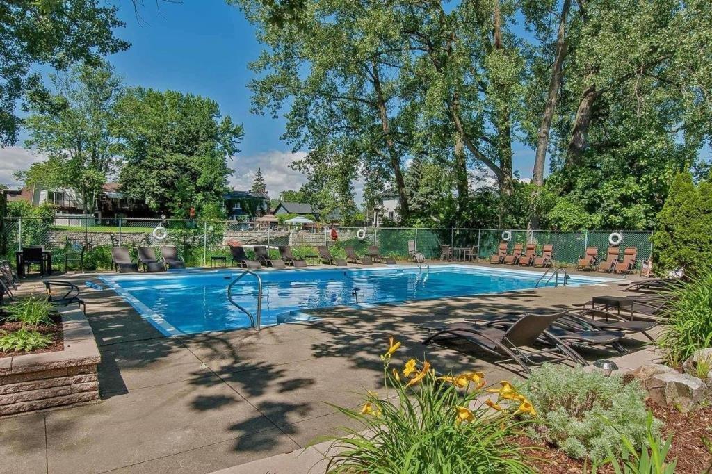 









2555


Av. du Havre-des-Îles

, 216,
Laval (Chomedey),




QC
H7W4R4

