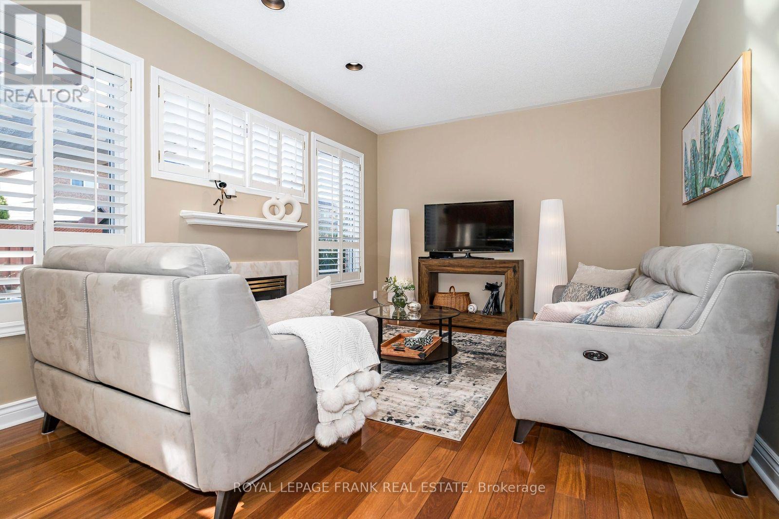












174 THICKET CRESCENT

,
Pickering (Highbush),




Ontario
L1V6V7

