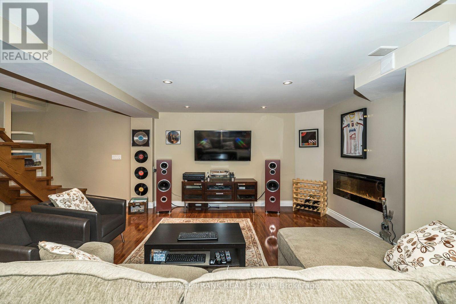 












174 THICKET CRESCENT

,
Pickering (Highbush),




Ontario
L1V6V7

