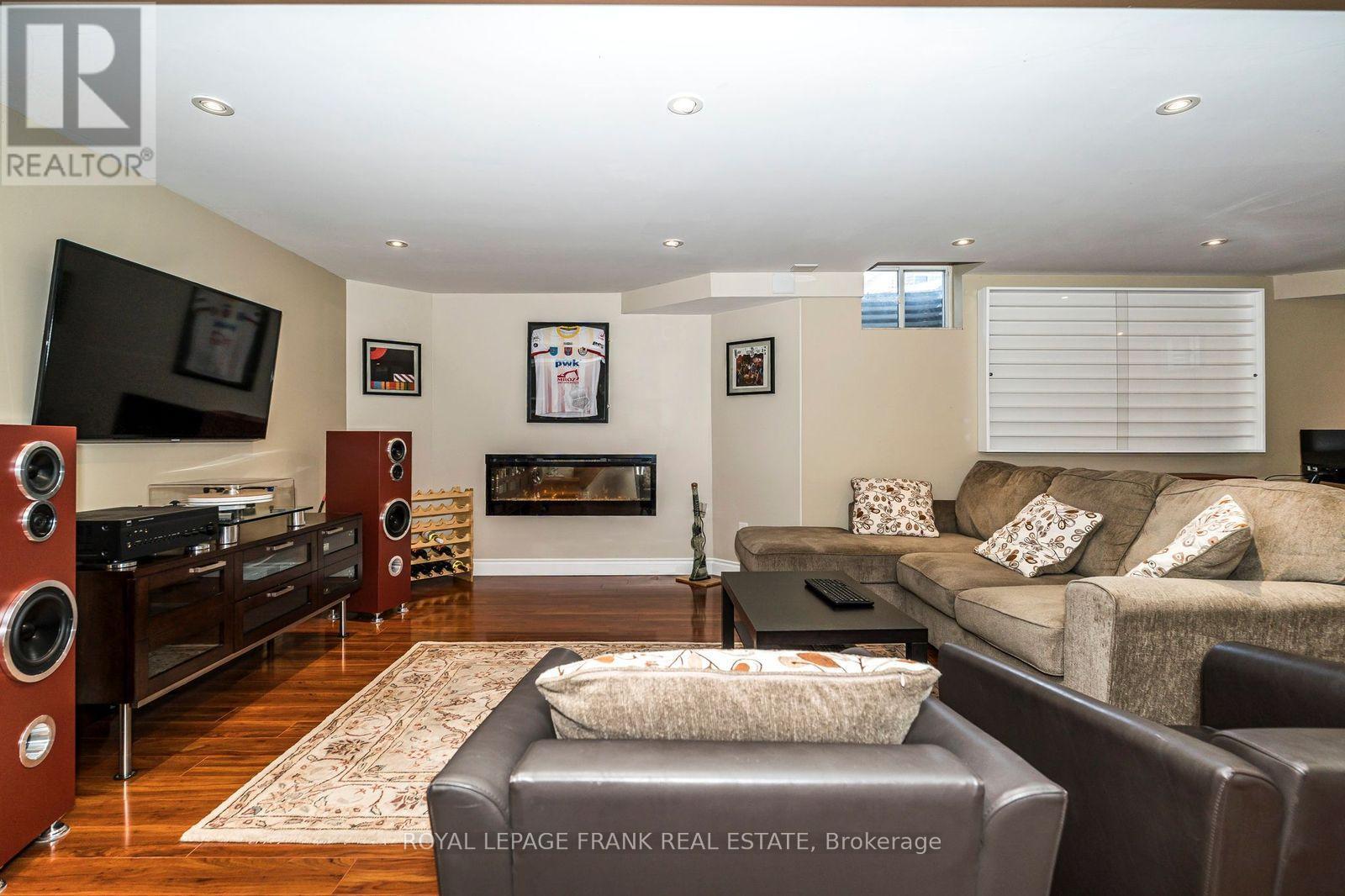 












174 THICKET CRESCENT

,
Pickering (Highbush),




Ontario
L1V6V7

