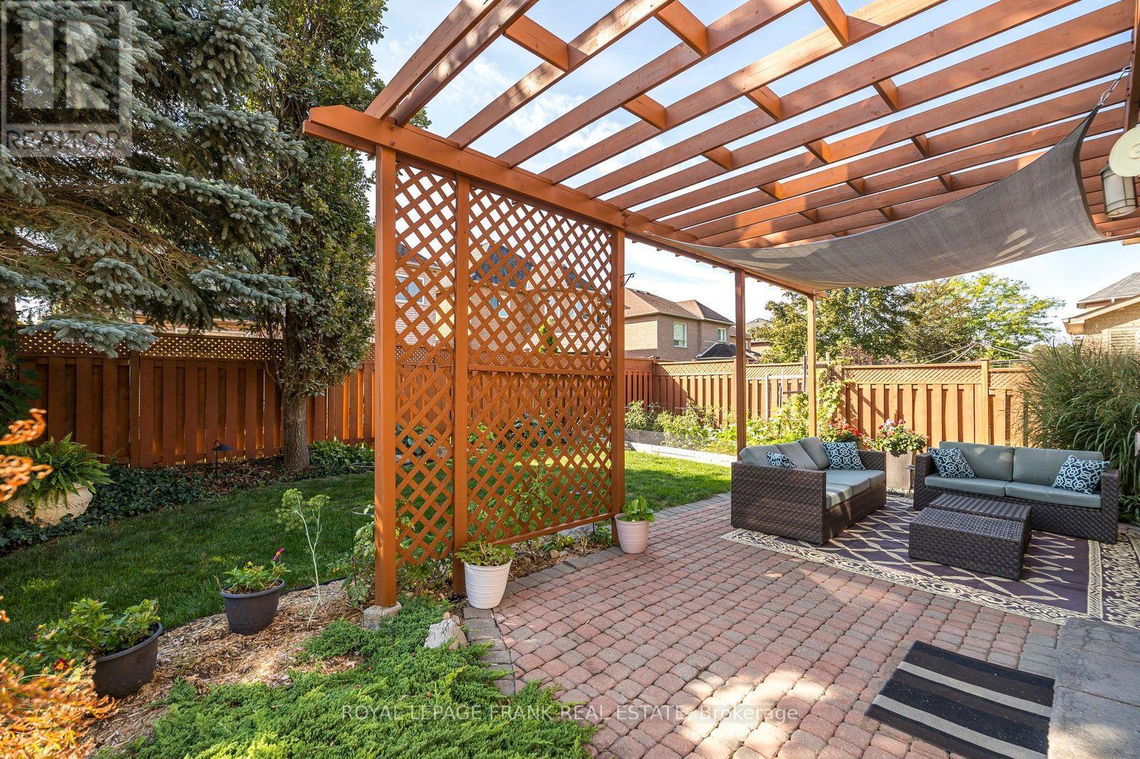












174 THICKET CRESCENT

,
Pickering (Highbush),




Ontario
L1V6V7


