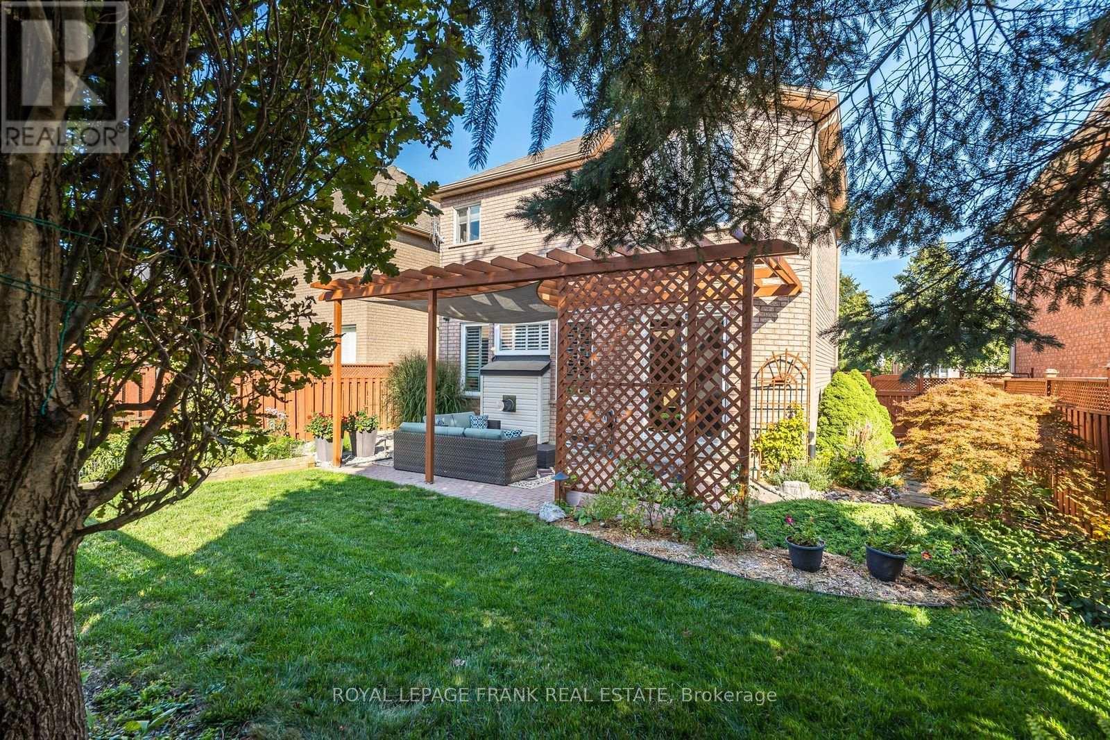 












174 THICKET CRESCENT

,
Pickering (Highbush),




Ontario
L1V6V7

