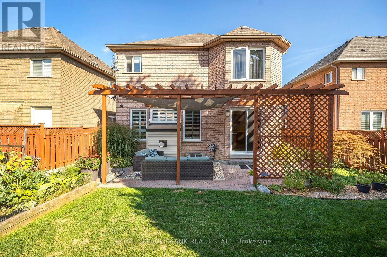 












174 THICKET CRESCENT

,
Pickering (Highbush),




Ontario
L1V6V7

