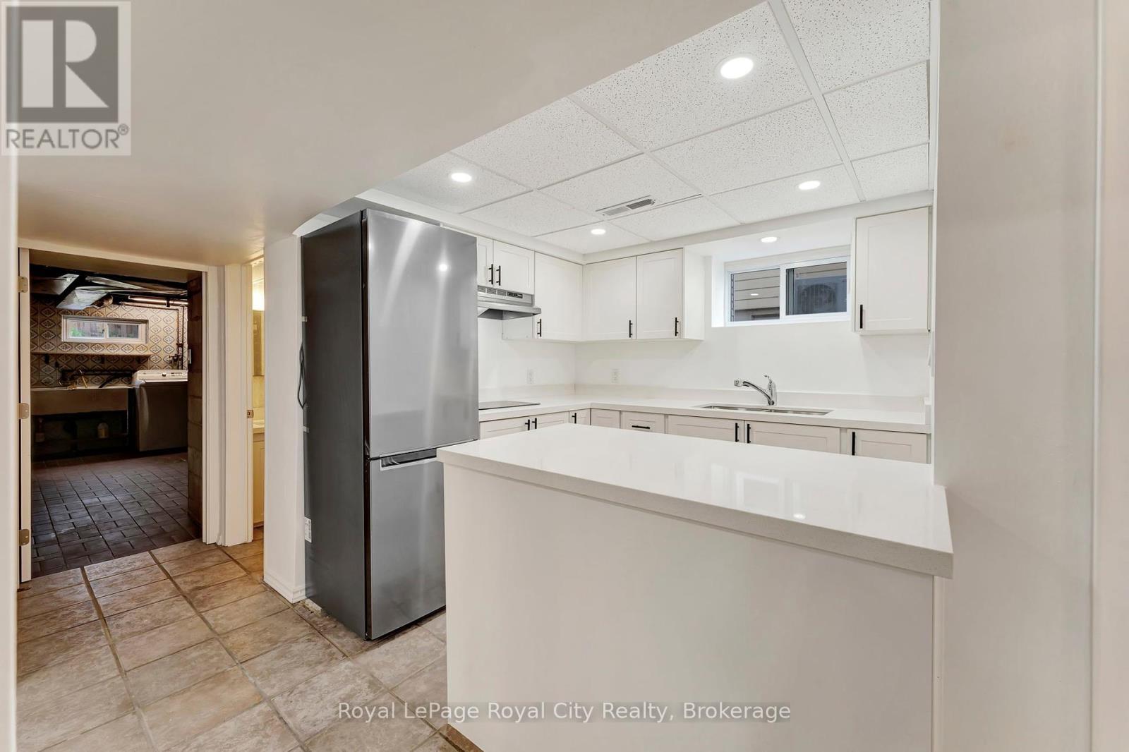 












379 EAST 27TH STREET

,
Hamilton (Burkholme),




Ontario
L8V3H1

