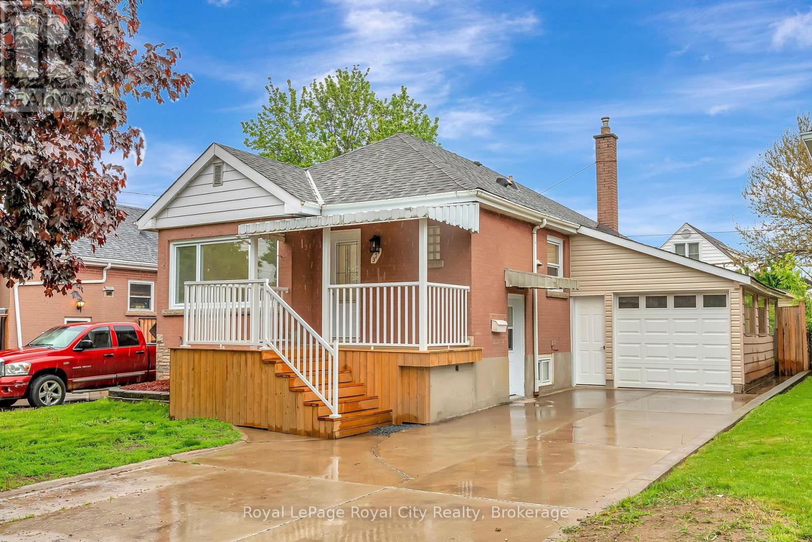 












379 EAST 27TH STREET

,
Hamilton (Burkholme),




Ontario
L8V3H1

