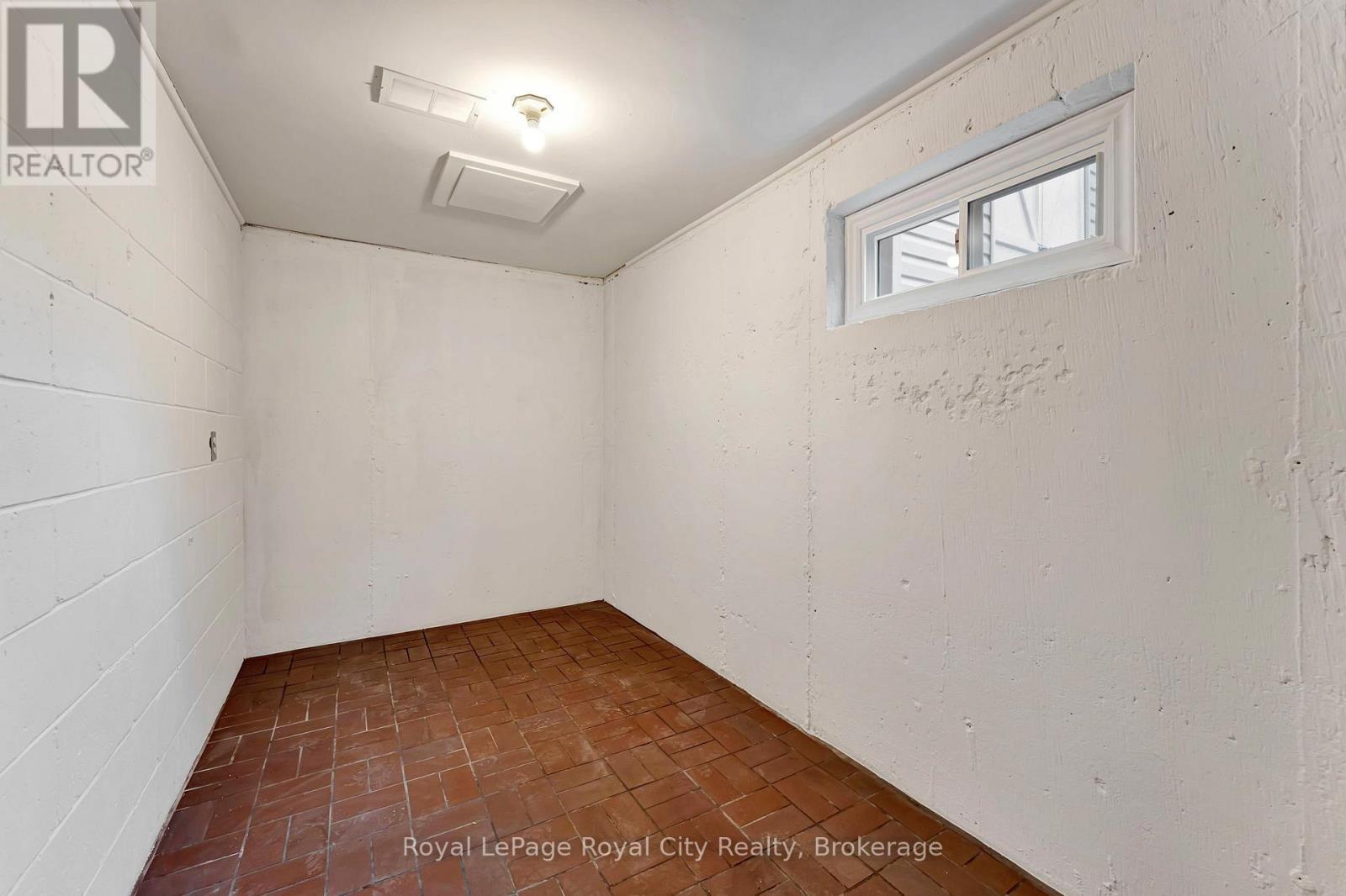 












379 EAST 27TH STREET

,
Hamilton (Burkholme),




Ontario
L8V3H1

