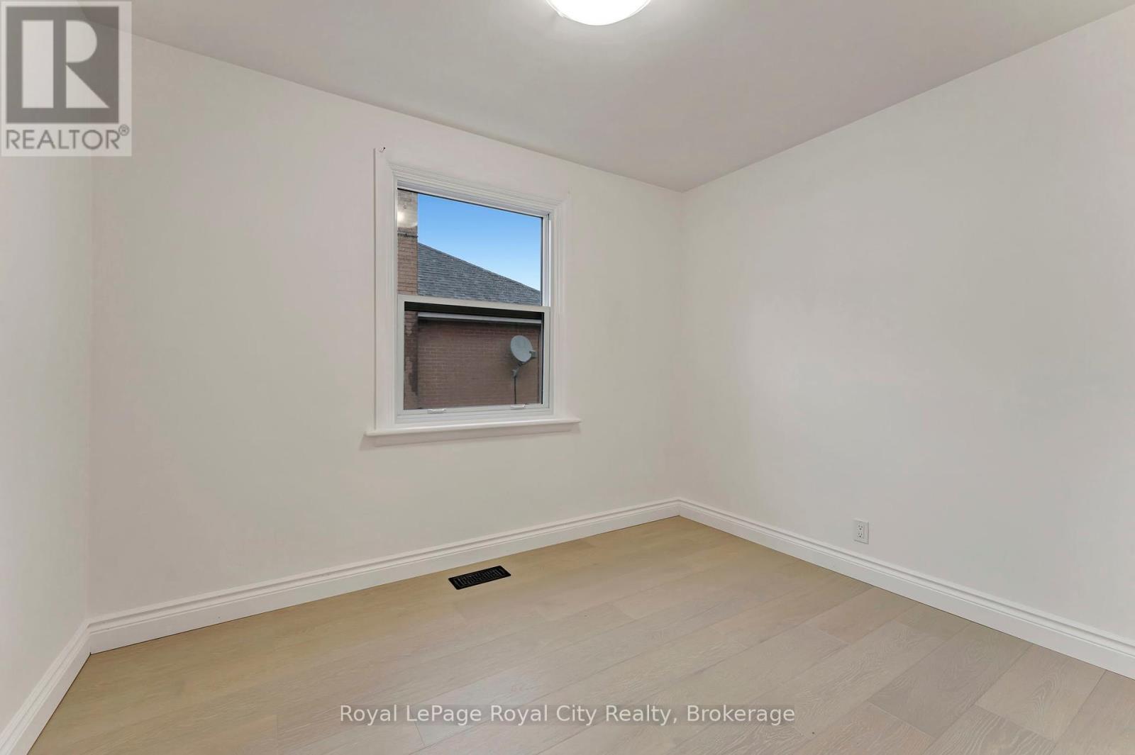 












379 EAST 27TH STREET

,
Hamilton (Burkholme),




Ontario
L8V3H1

