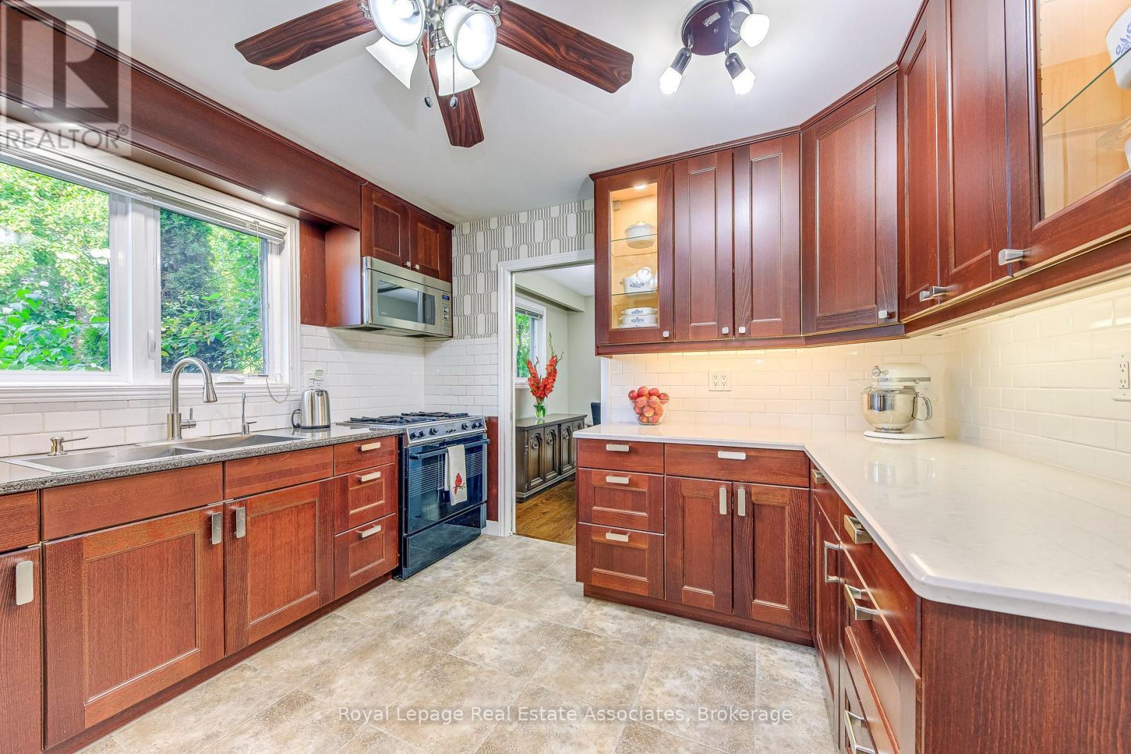 












2406 BUTTONBUSH CRESCENT

,
Mississauga,




Ontario
L5L1C5

