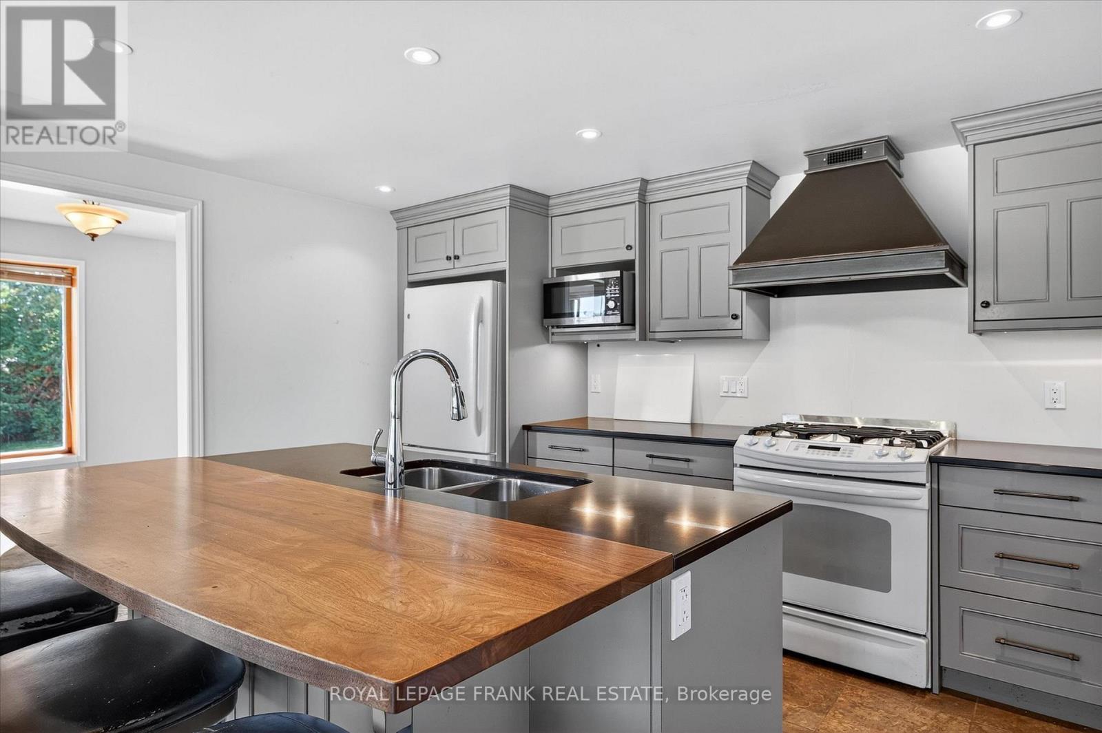 












549 BISSVIEW AVENUE

,
Selwyn,




Ontario
K9J6X4

