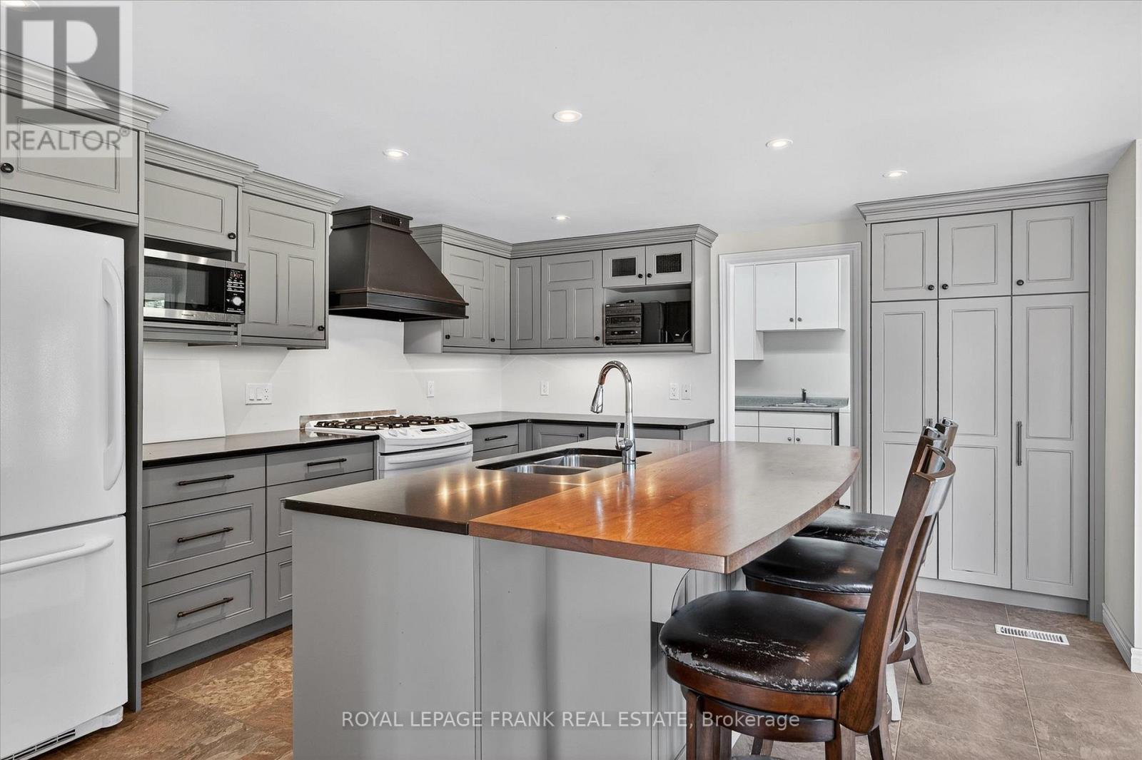 












549 BISSVIEW AVENUE

,
Selwyn,




Ontario
K9J6X4

