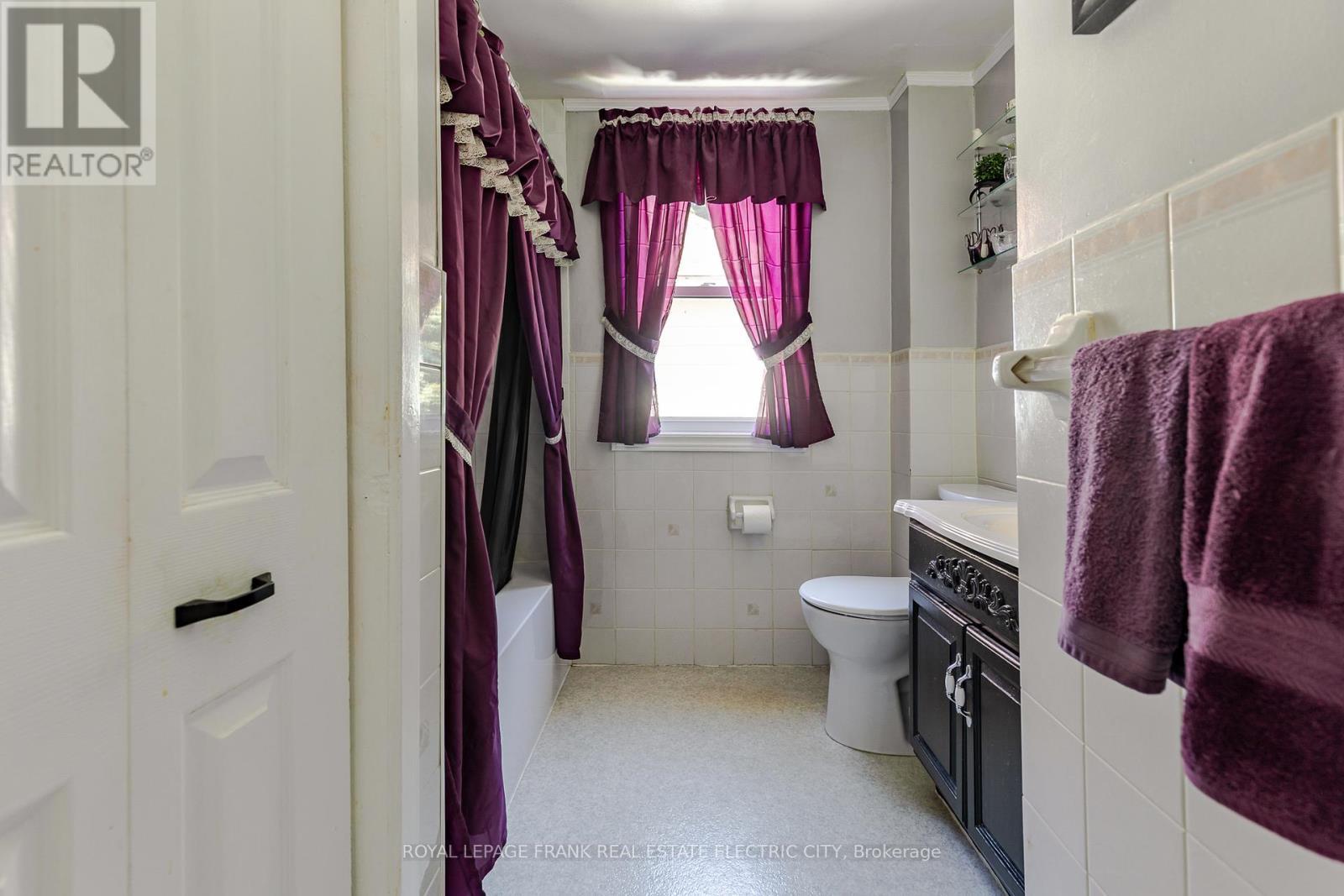 












287 MCGILL STREET

,
Peterborough (Otonabee Ward 1),




Ontario
K9J1W4

