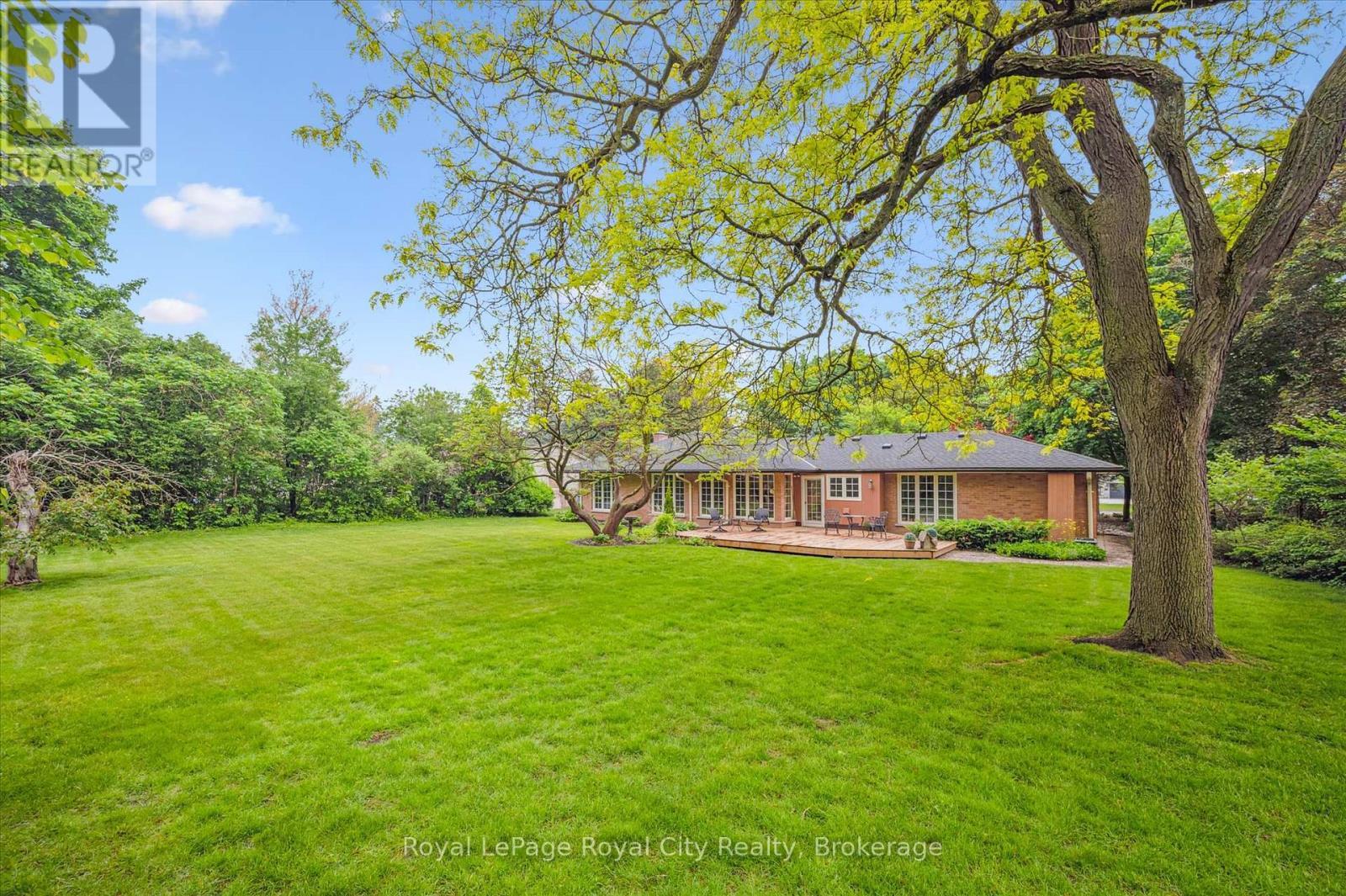 












29 LYNWOOD PLACE

,
Guelph (Dovercliffe Park/Old University),




Ontario
N1G2V9

