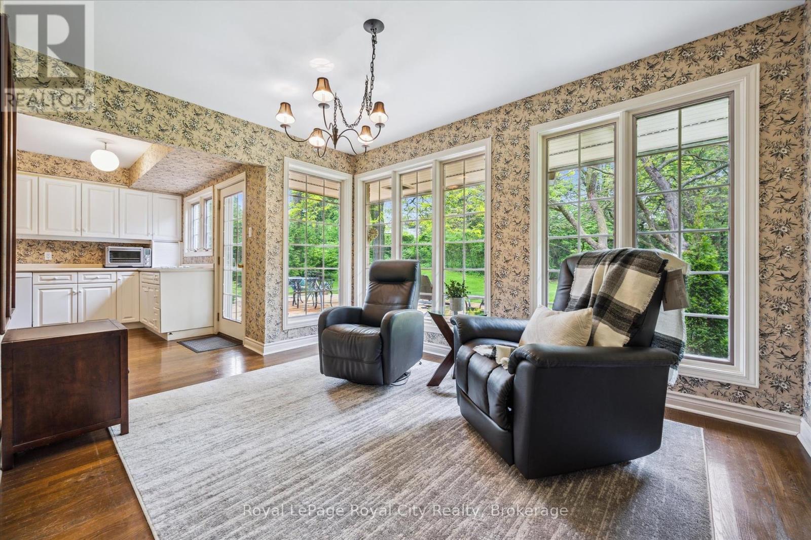 












29 LYNWOOD PLACE

,
Guelph (Dovercliffe Park/Old University),




Ontario
N1G2V9

