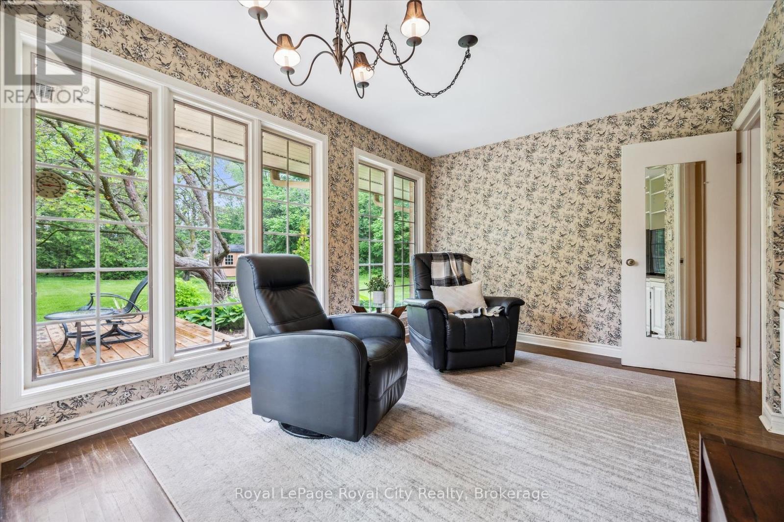 












29 LYNWOOD PLACE

,
Guelph (Dovercliffe Park/Old University),




Ontario
N1G2V9

