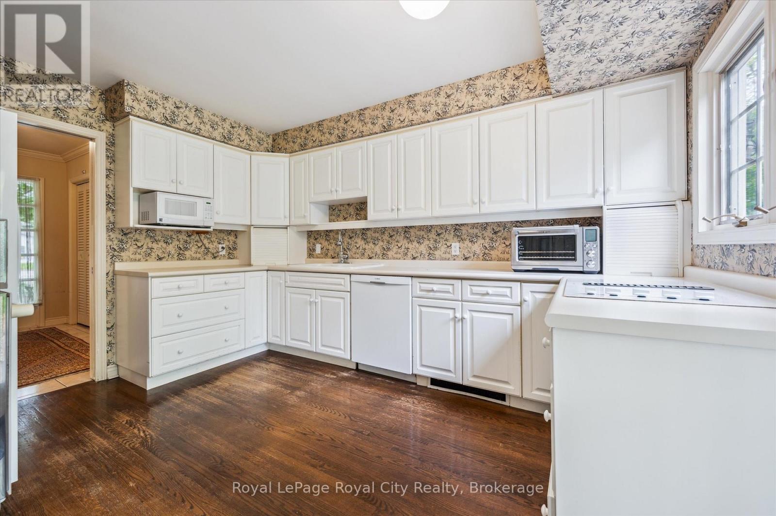 












29 LYNWOOD PLACE

,
Guelph (Dovercliffe Park/Old University),




Ontario
N1G2V9

