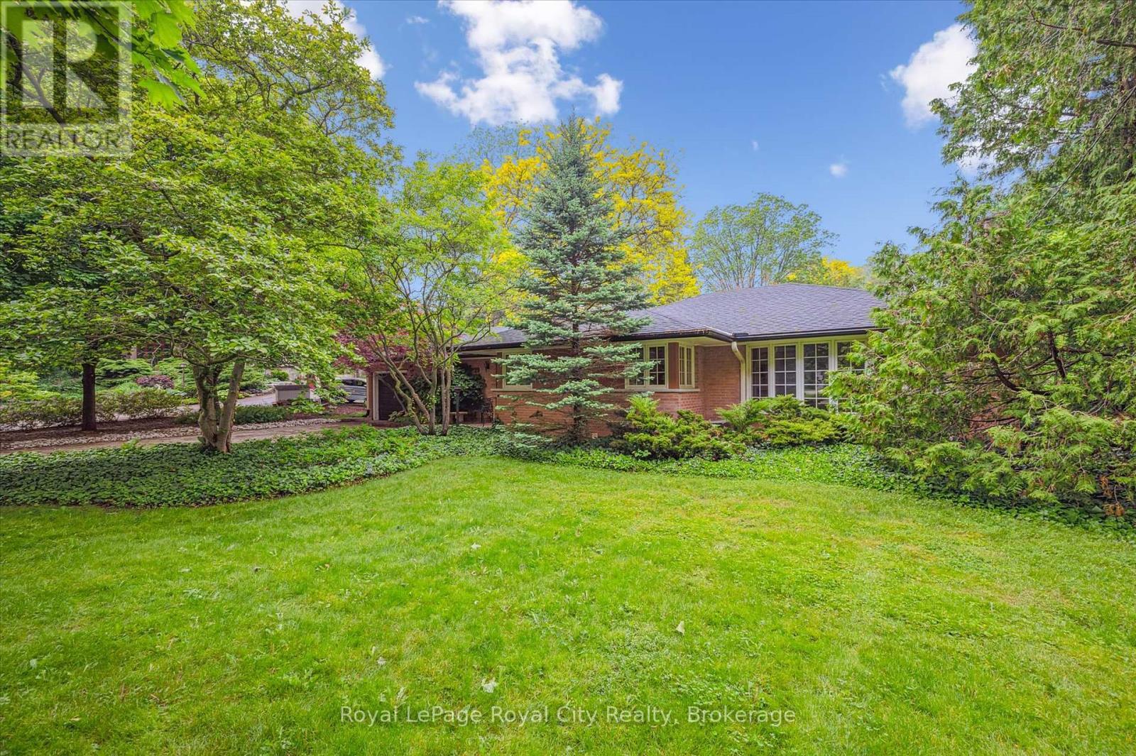 












29 LYNWOOD PLACE

,
Guelph (Dovercliffe Park/Old University),




Ontario
N1G2V9

