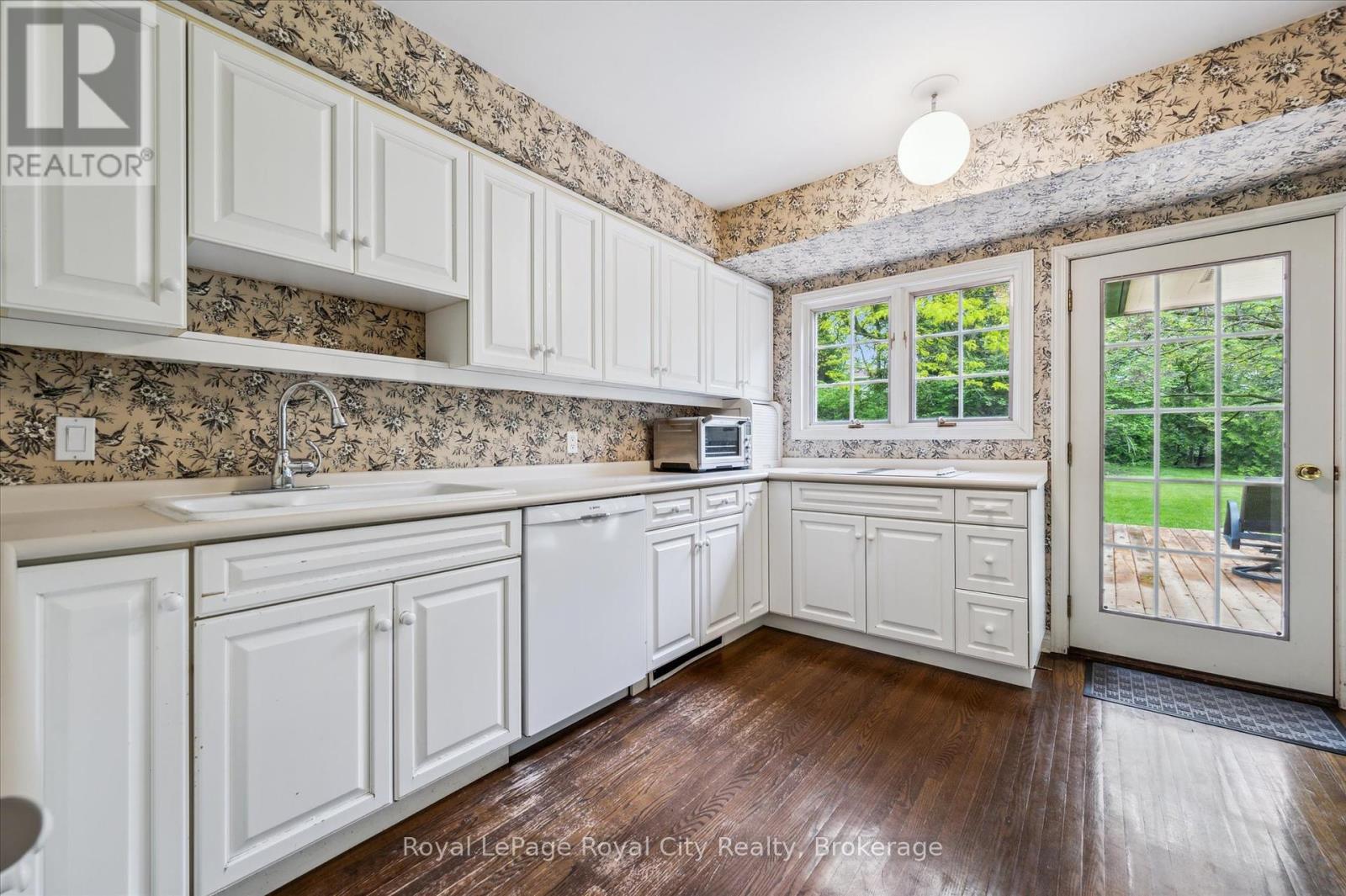 












29 LYNWOOD PLACE

,
Guelph (Dovercliffe Park/Old University),




Ontario
N1G2V9

