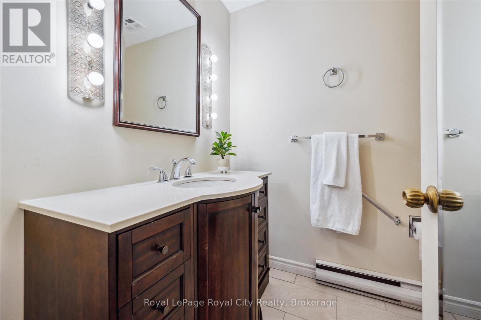 












29 LYNWOOD PLACE

,
Guelph (Dovercliffe Park/Old University),




Ontario
N1G2V9

