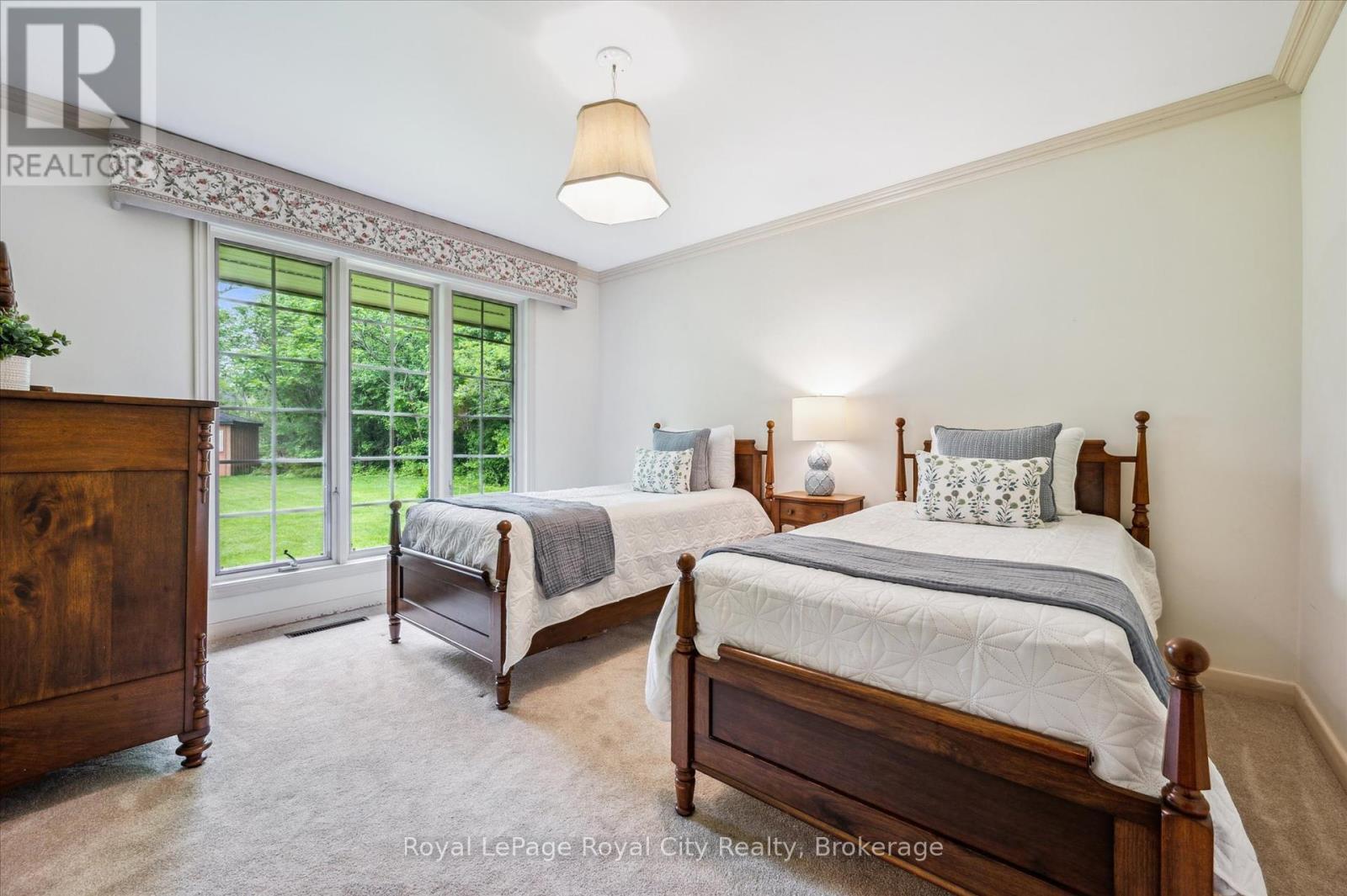 












29 LYNWOOD PLACE

,
Guelph (Dovercliffe Park/Old University),




Ontario
N1G2V9

