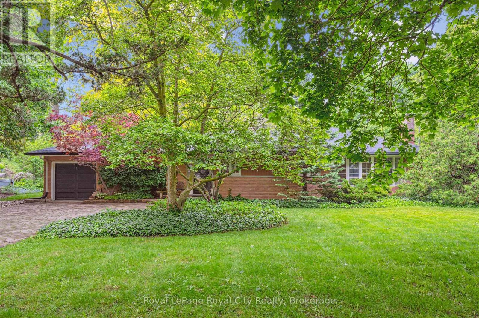 












29 LYNWOOD PLACE

,
Guelph (Dovercliffe Park/Old University),




Ontario
N1G2V9

