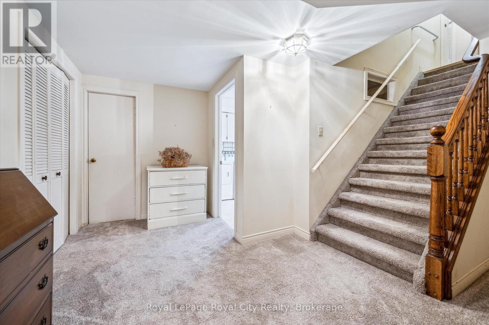 












29 LYNWOOD PLACE

,
Guelph (Dovercliffe Park/Old University),




Ontario
N1G2V9

