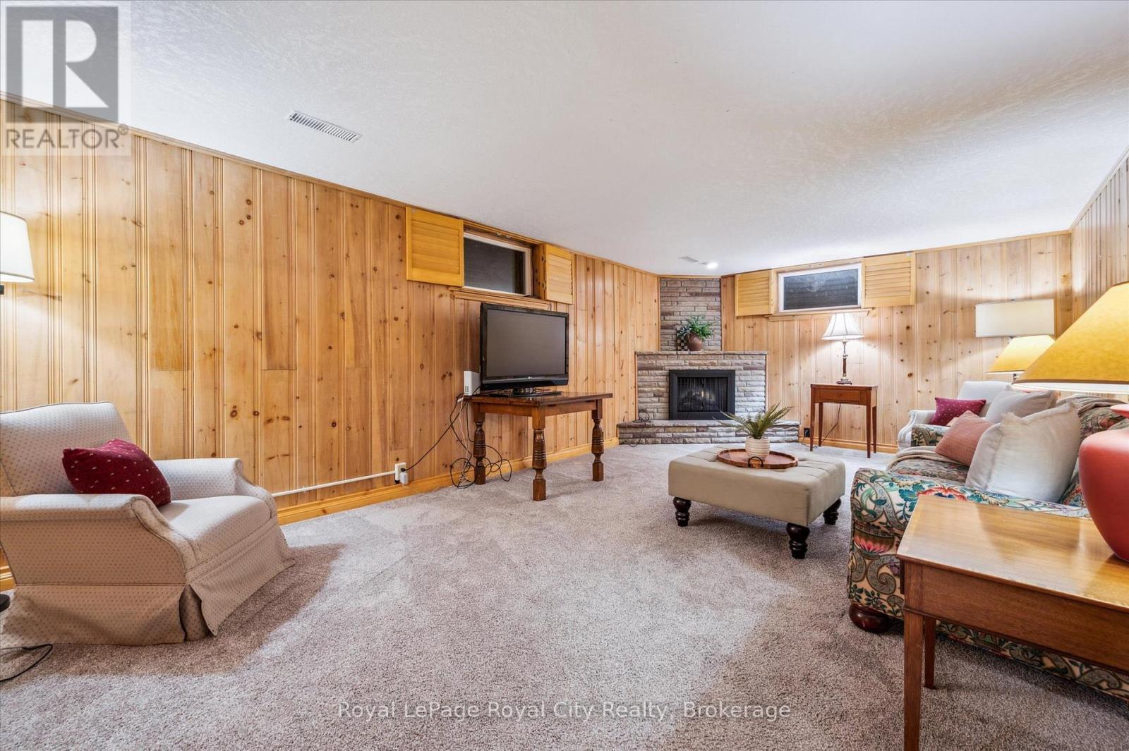












29 LYNWOOD PLACE

,
Guelph (Dovercliffe Park/Old University),




Ontario
N1G2V9

