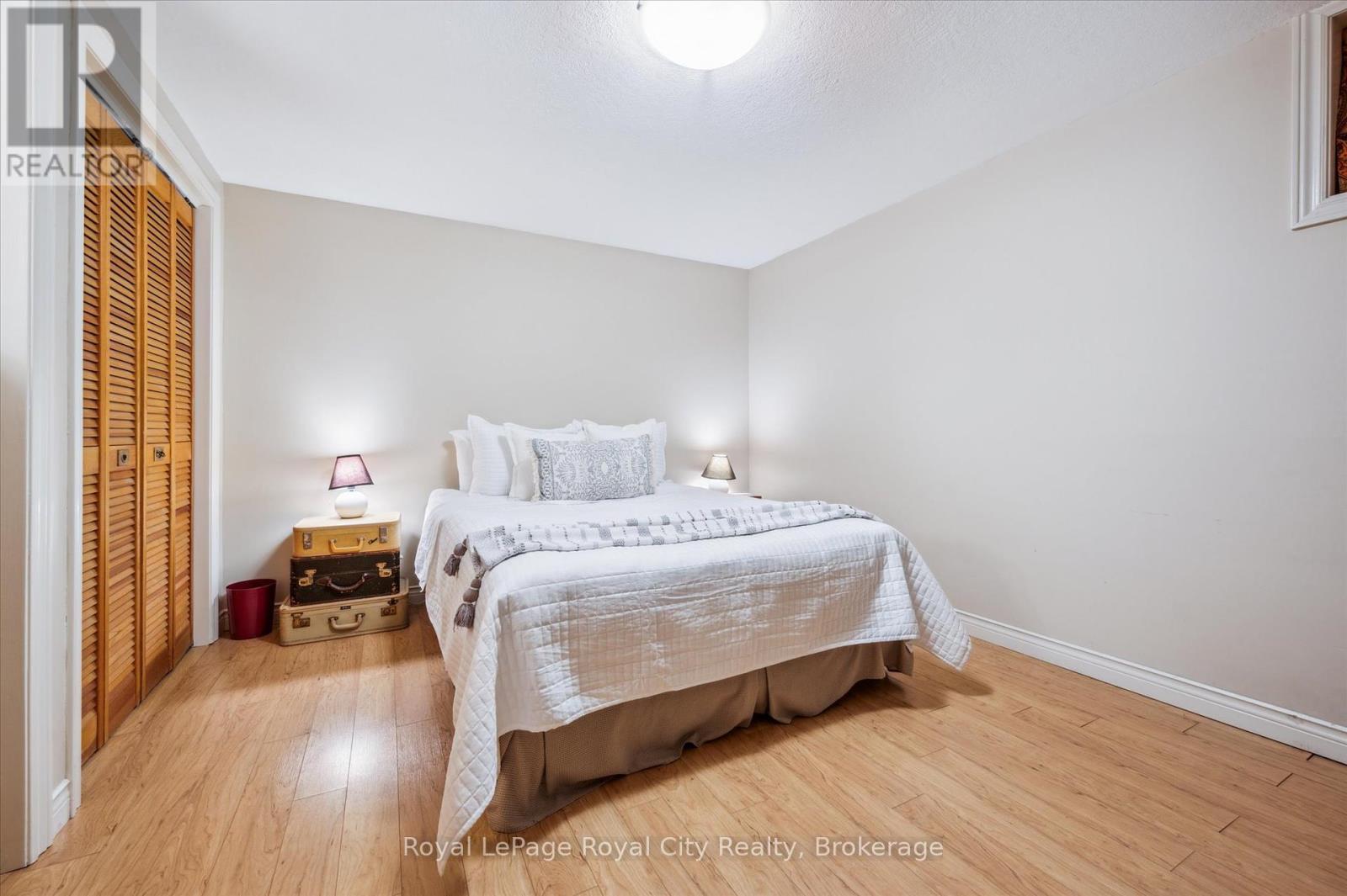 












29 LYNWOOD PLACE

,
Guelph (Dovercliffe Park/Old University),




Ontario
N1G2V9

