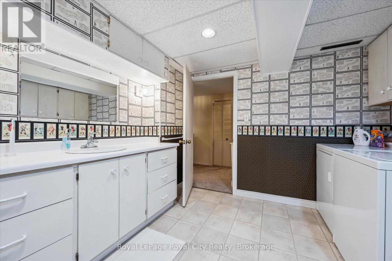 












29 LYNWOOD PLACE

,
Guelph (Dovercliffe Park/Old University),




Ontario
N1G2V9


