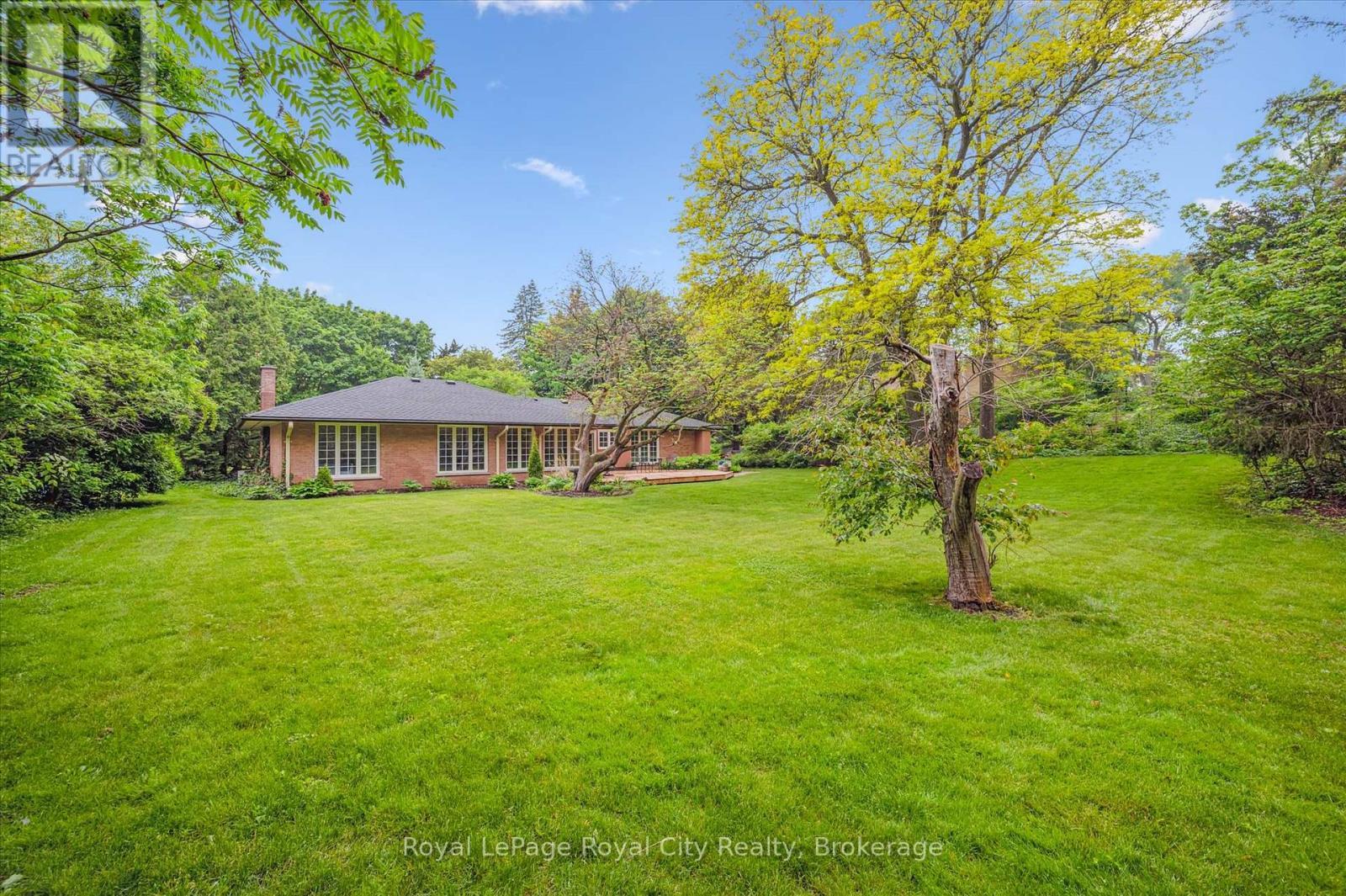 












29 LYNWOOD PLACE

,
Guelph (Dovercliffe Park/Old University),




Ontario
N1G2V9

