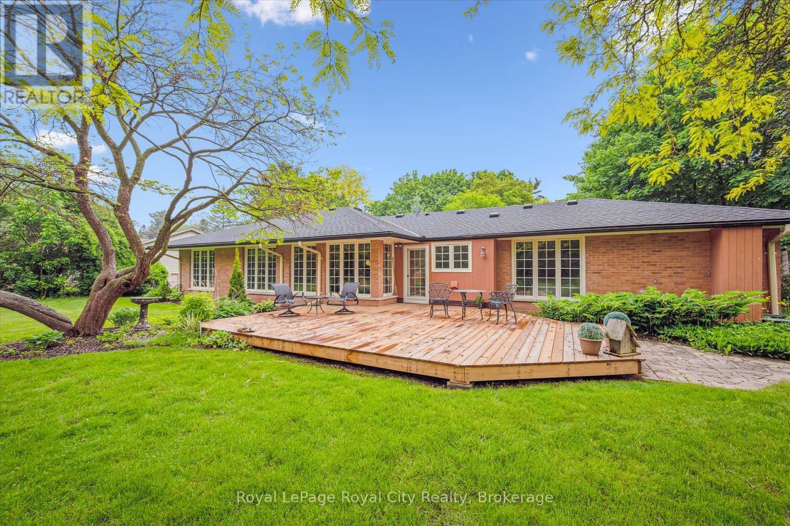 












29 LYNWOOD PLACE

,
Guelph (Dovercliffe Park/Old University),




Ontario
N1G2V9


