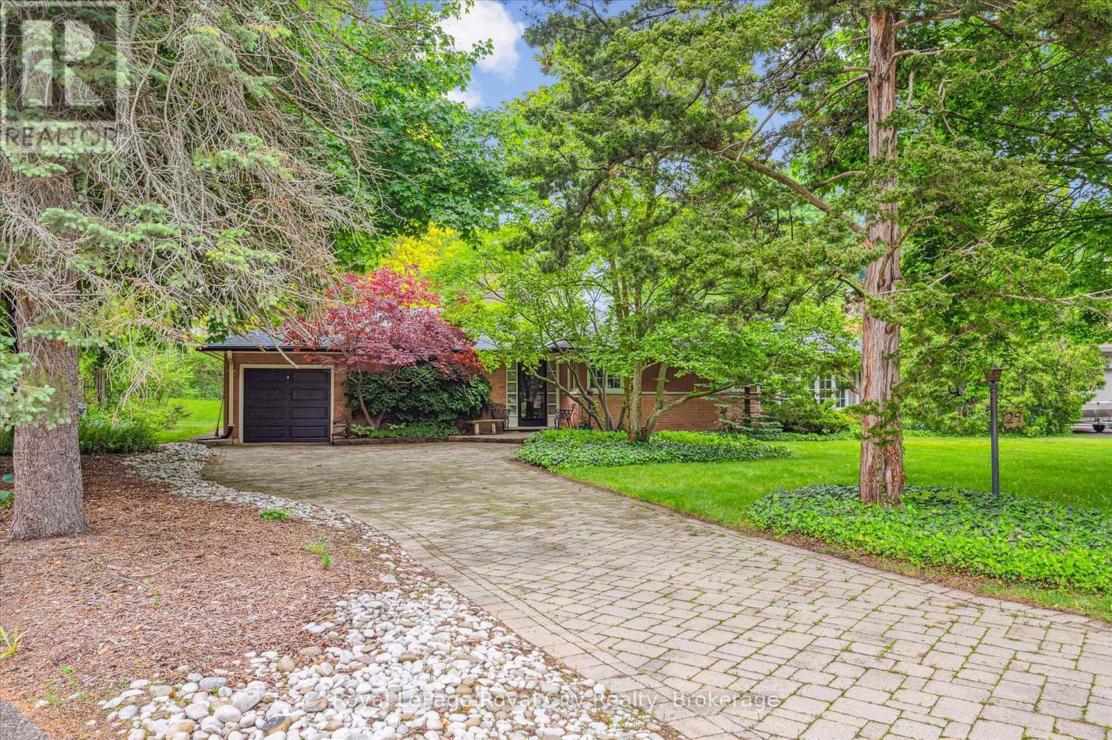 












29 LYNWOOD PLACE

,
Guelph (Dovercliffe Park/Old University),




Ontario
N1G2V9

