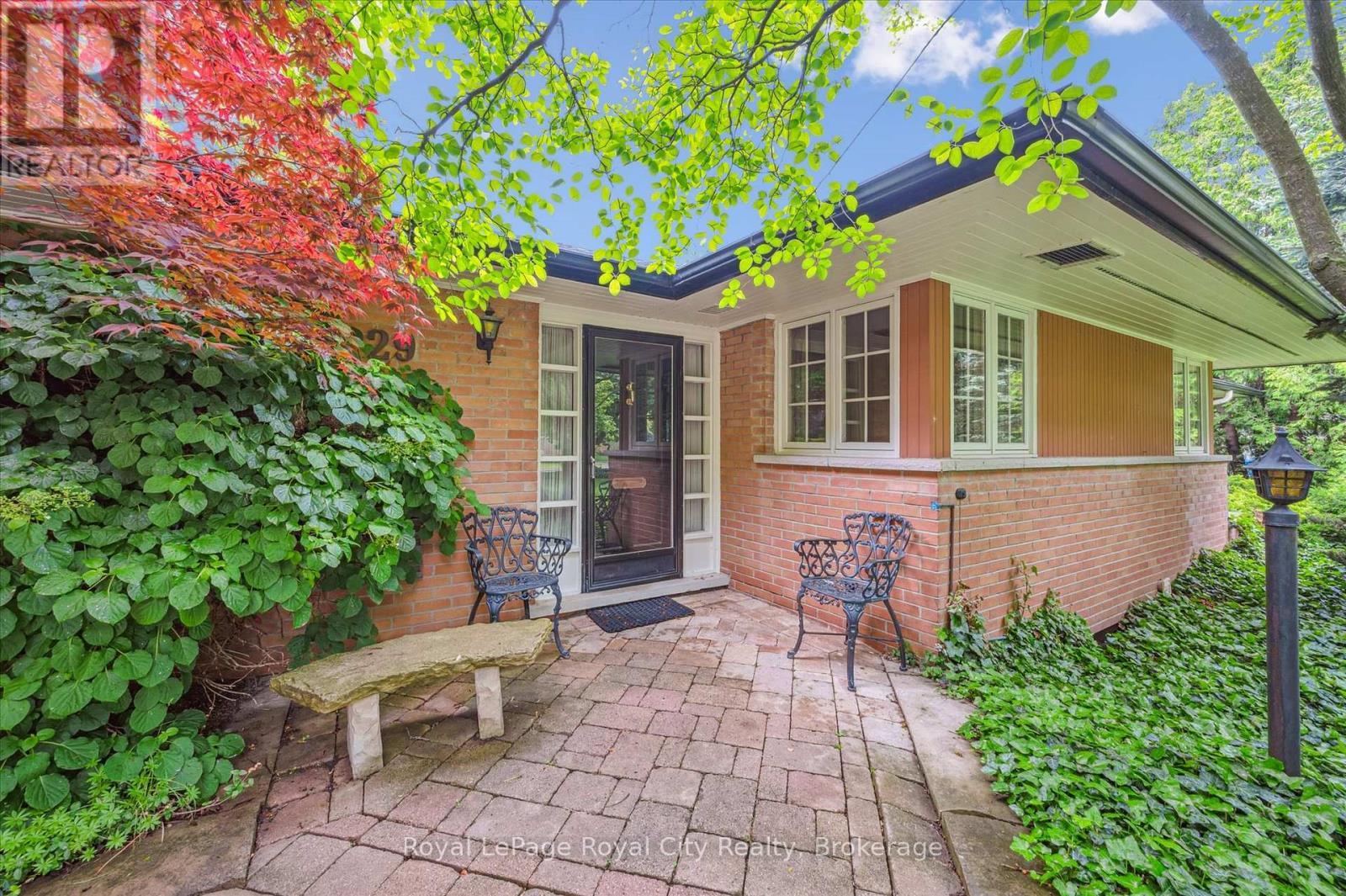 












29 LYNWOOD PLACE

,
Guelph (Dovercliffe Park/Old University),




Ontario
N1G2V9

