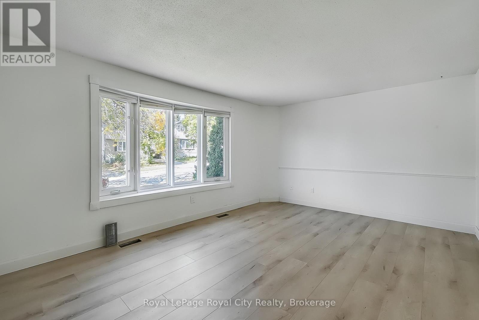 












19 LEACOCK AVENUE

,
Guelph (Grange Road),




Ontario
N1E6P9

