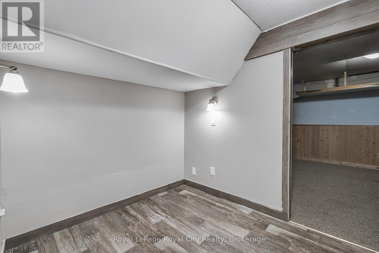 












19 LEACOCK AVENUE

,
Guelph (Grange Road),




Ontario
N1E6P9

