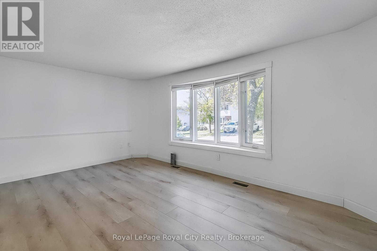 












19 LEACOCK AVENUE

,
Guelph (Grange Road),




Ontario
N1E6P9

