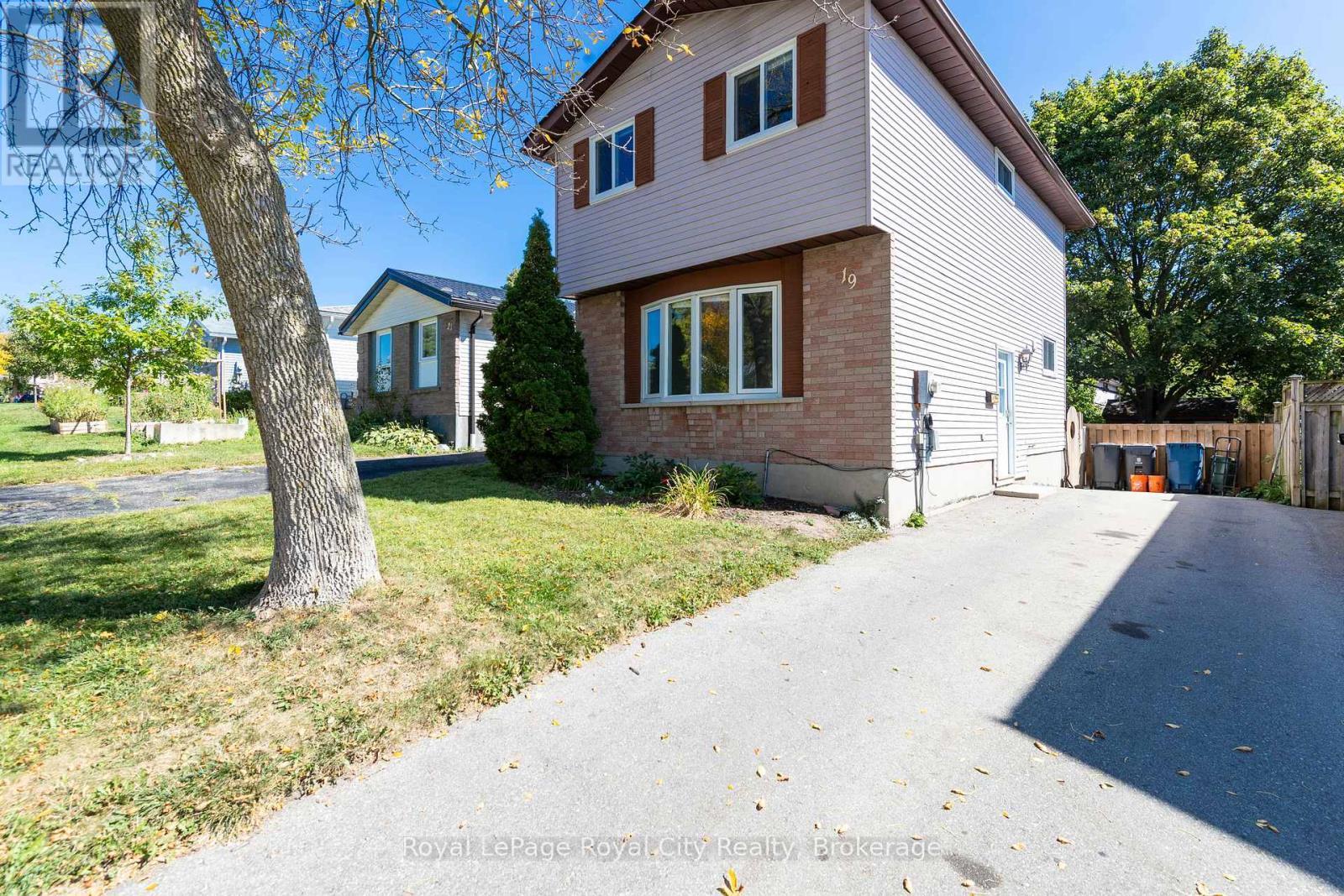 












19 LEACOCK AVENUE

,
Guelph (Grange Road),




Ontario
N1E6P9

