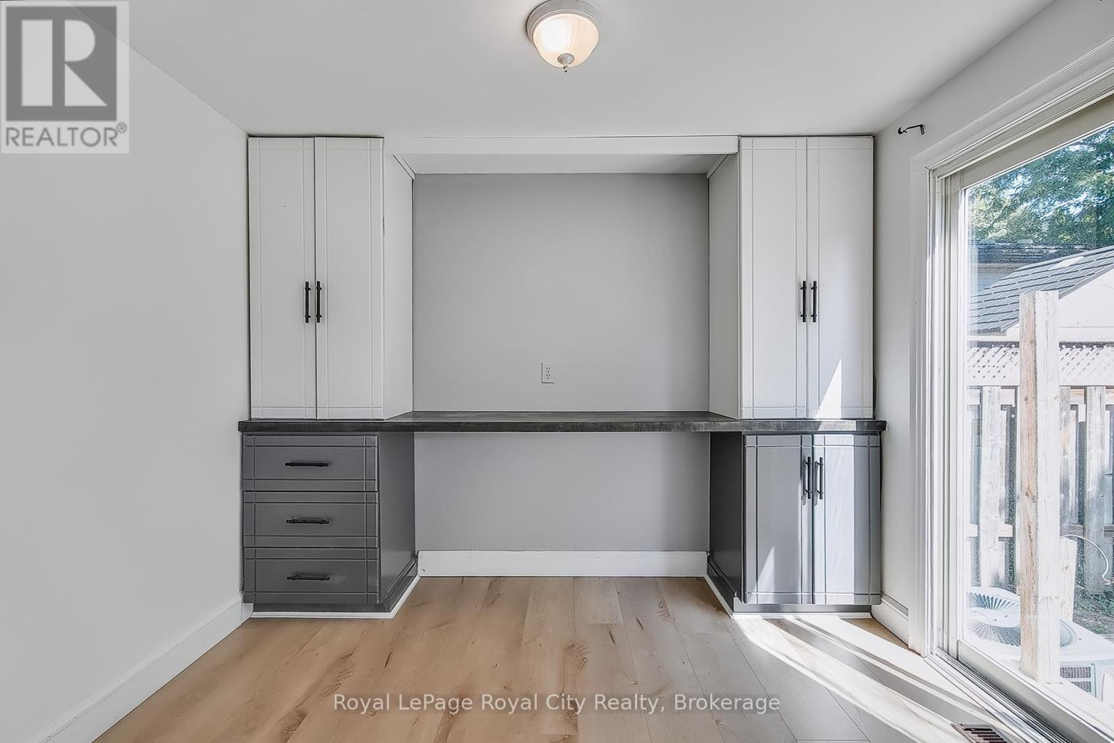 












19 LEACOCK AVENUE

,
Guelph (Grange Road),




Ontario
N1E6P9

