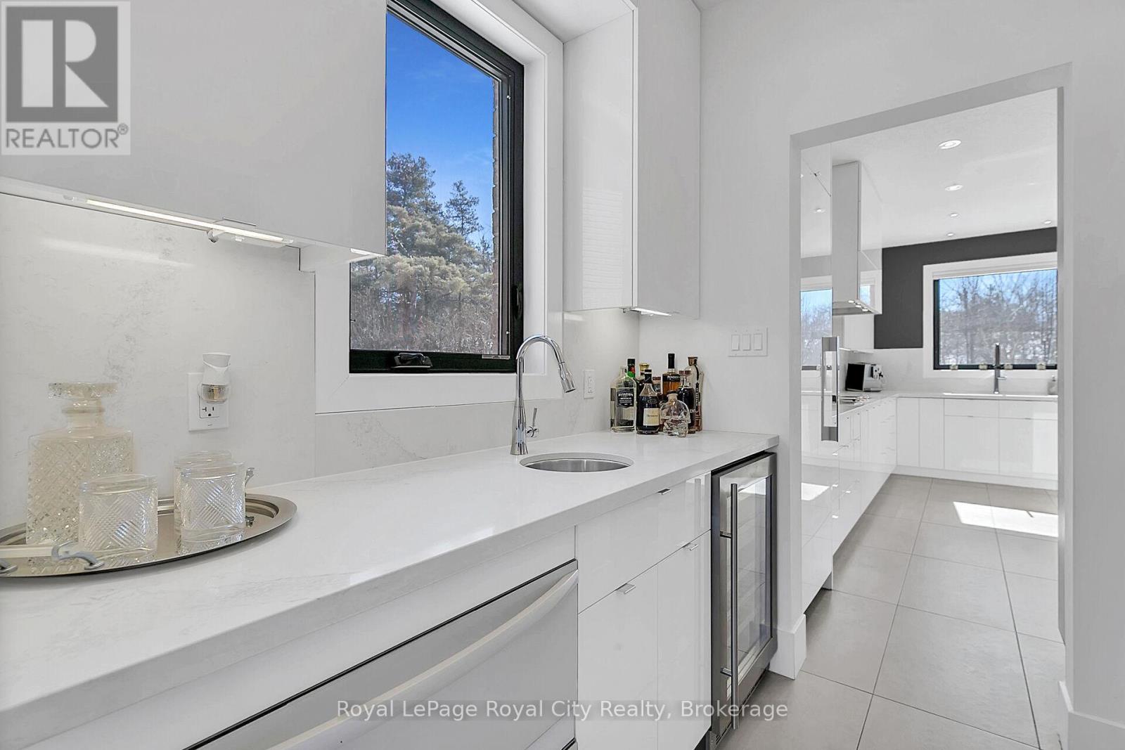 












303 GOSLING GARDENS

,
Guelph (Clairfields/Hanlon Business Park),




Ontario
N1L0M1

