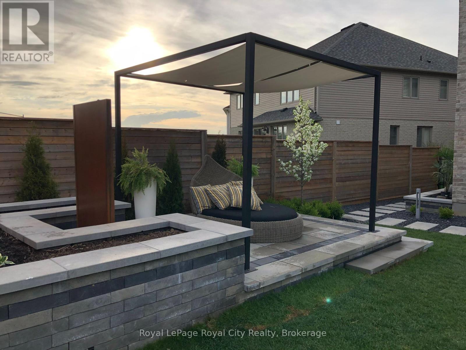 












303 GOSLING GARDENS

,
Guelph (Clairfields/Hanlon Business Park),




Ontario
N1L0M1

