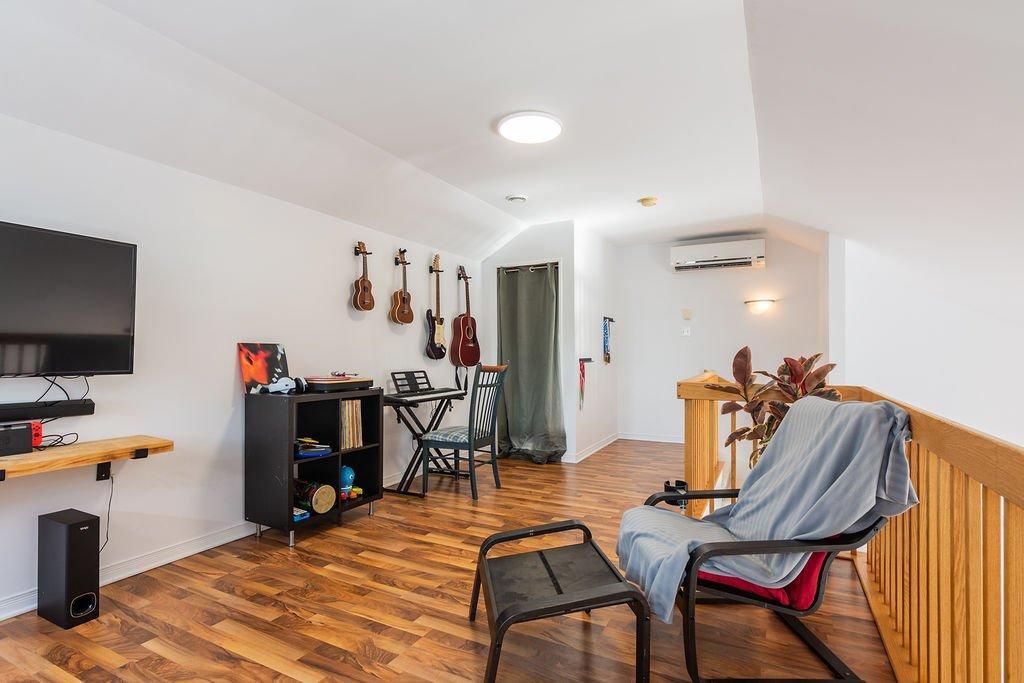 









1374


Rue Émerie

,
Longueuil (Saint-Hubert),




QC
J4T0A3

