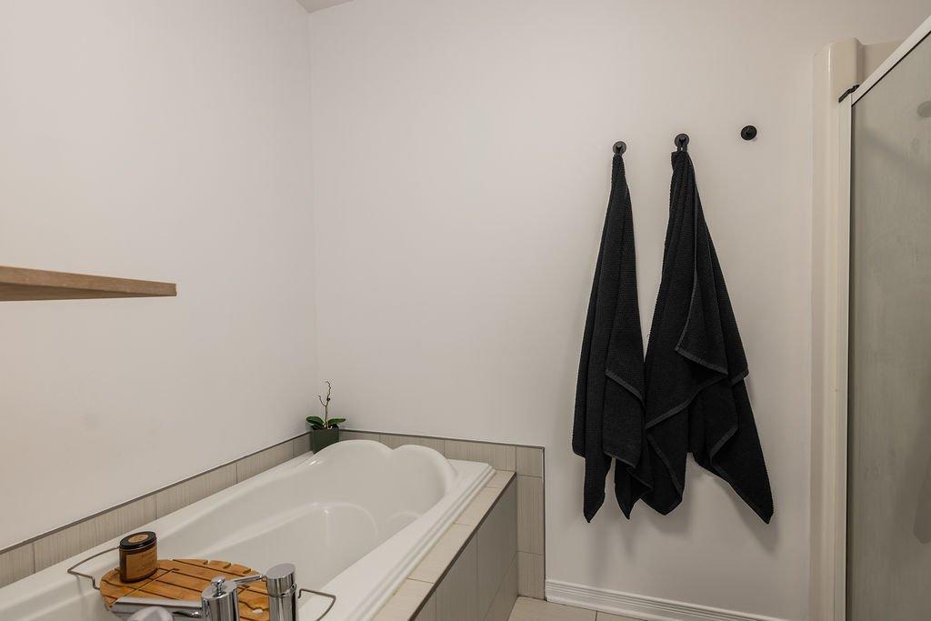 









1374


Rue Émerie

,
Longueuil (Saint-Hubert),




QC
J4T0A3

