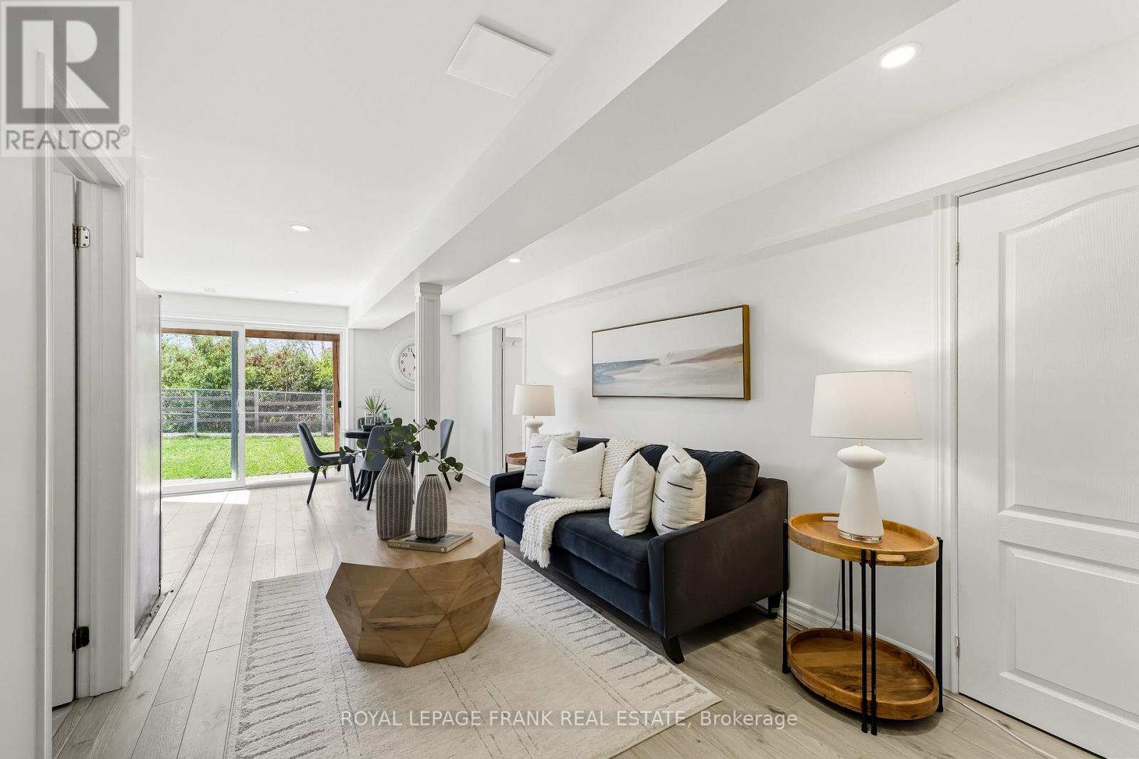 












1842 DOUGLAS LANGTREE DRIVE

,
Oshawa (Taunton),




Ontario
L1K0Y5

